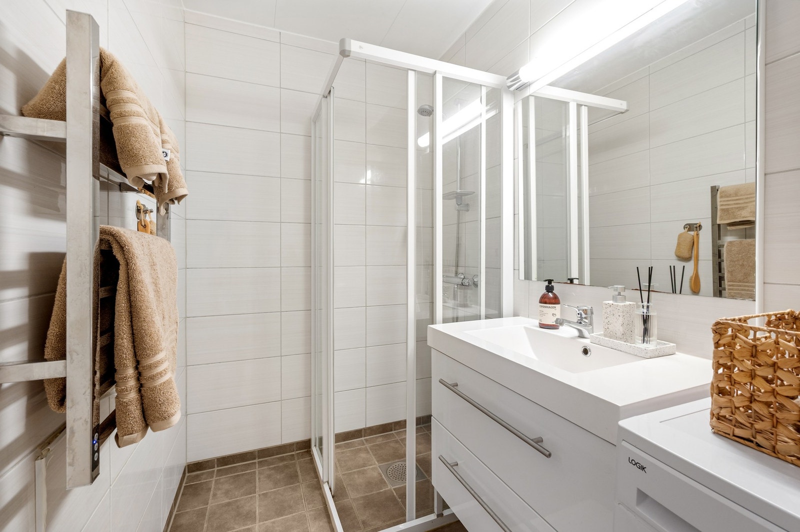 Her er det veggmontert håndkletørker og opplegg til vaskemaskin. Galleribilde