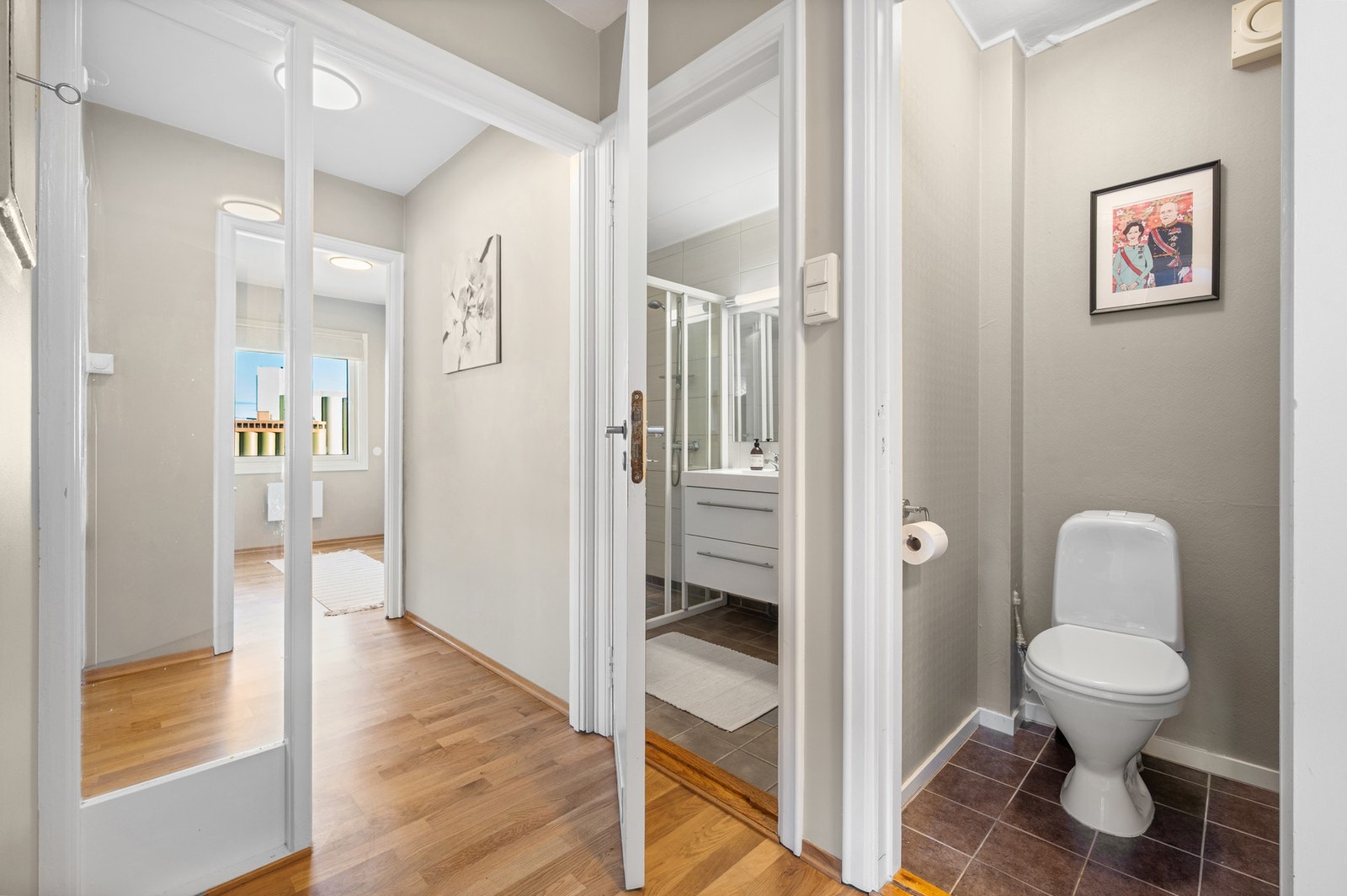 Adskilt toalettrom vegg i vegg. Galleribilde