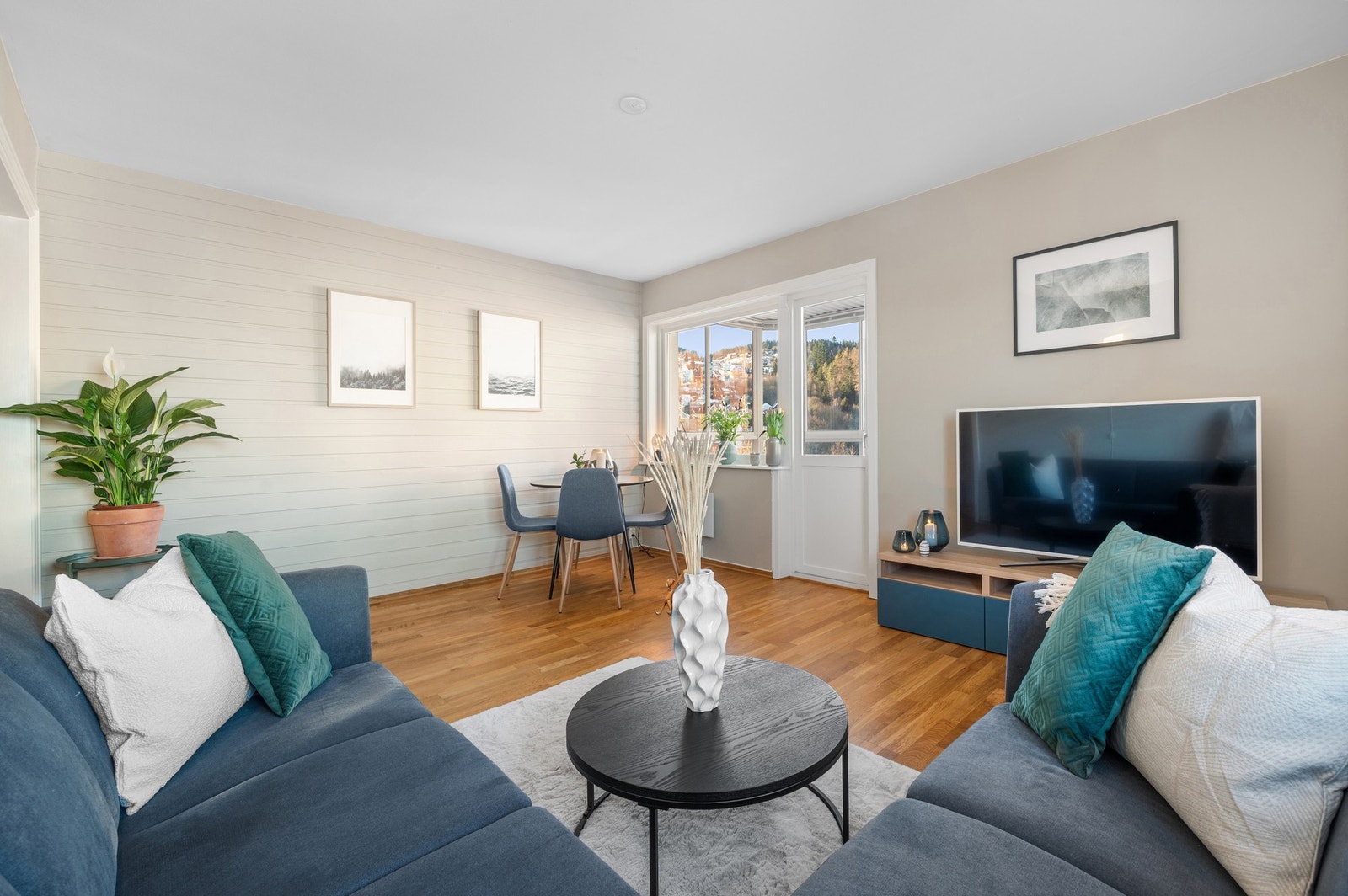 Det er for øvrig 3-stavs parkett på alle gulv med unntak av på bade- og toalettrommet. Galleribilde