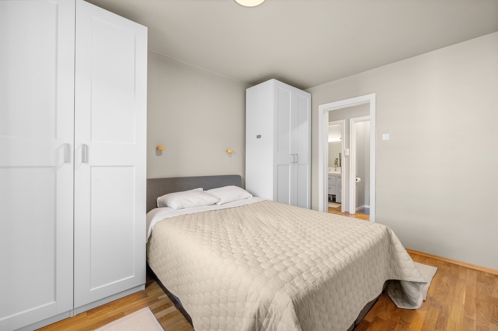 Garderobeskapene medfølger naturligvis handelen, men er ikke fastskrudd og kan flyttes på. Galleribilde