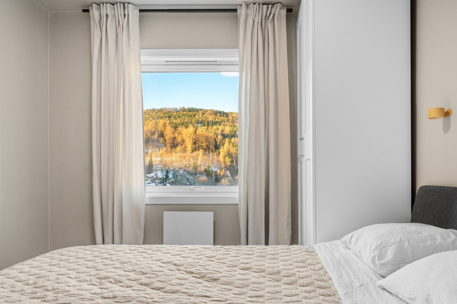 Her er det rikelig med plass til både dobbeltseng og nattbord. Galleribilde