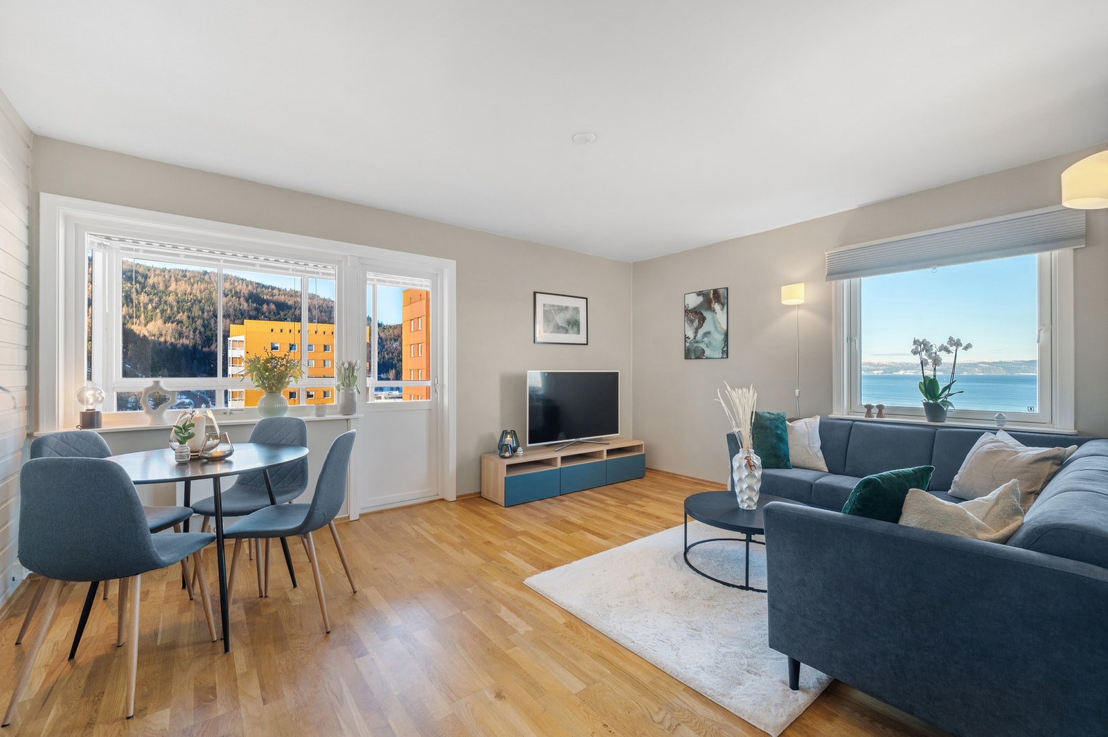 Velkommen til Bynesveien 4 A. Lys & romslig 2-roms i 9.etasje | Vestvendt balkong med fantastiske sol- & utsiktsforhold | Heis | 2 boder | Parkering! Galleribilde