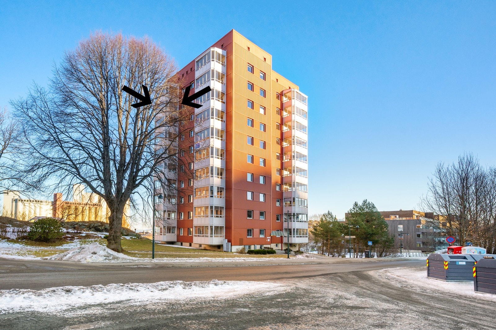 Fasade. Bygget har heis og ble oppsatt i 1956. Galleribilde