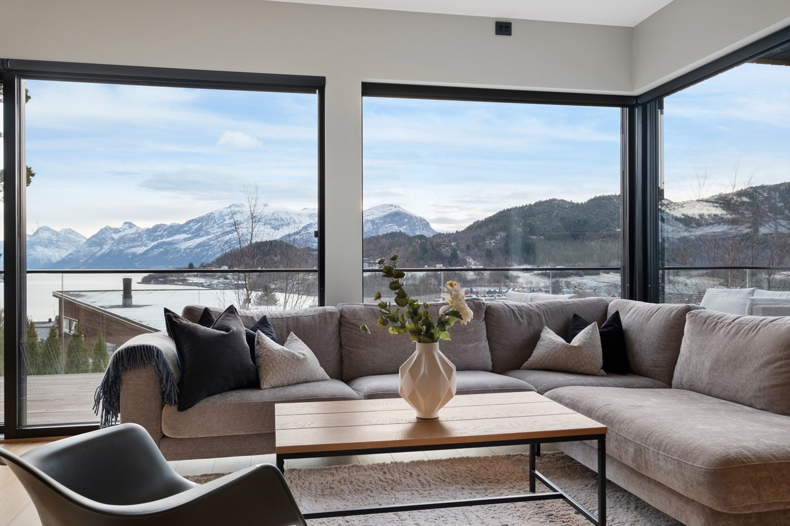 Sofahjørnet er plassert slik at det gir maksimalt utsyn gjennom vinduene. Galleribilde