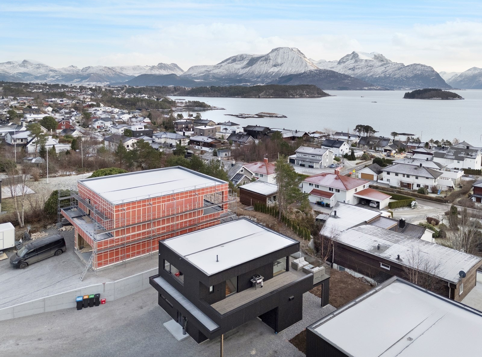 Utsikt mot fjorden og fjellene gir en naturskjønn beliggenhet. Galleribilde