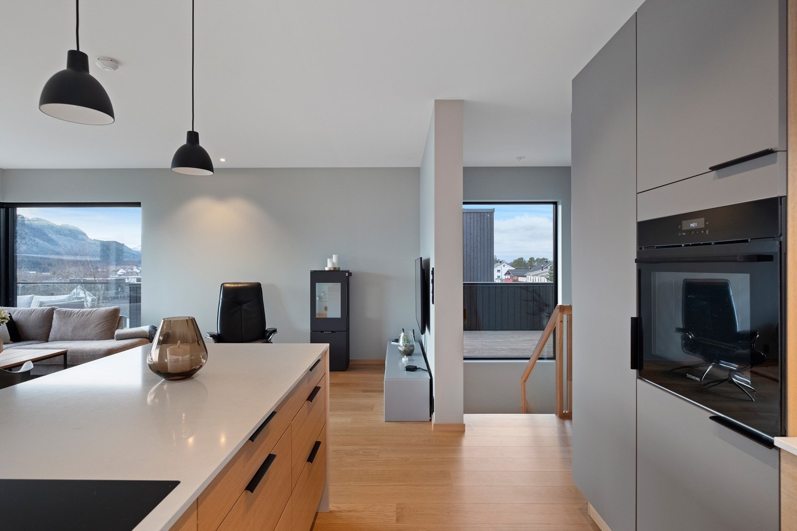 Kjøkkenøy med sitteplasser gir ekstra arbeidsplass og samlingspunkt. Galleribilde