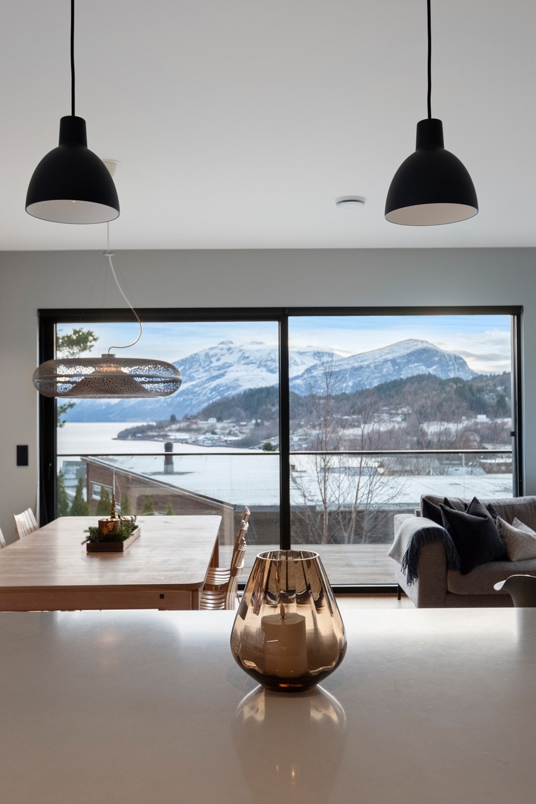 Kjøkkenet har moderne belysning og stilrene fronter. Galleribilde