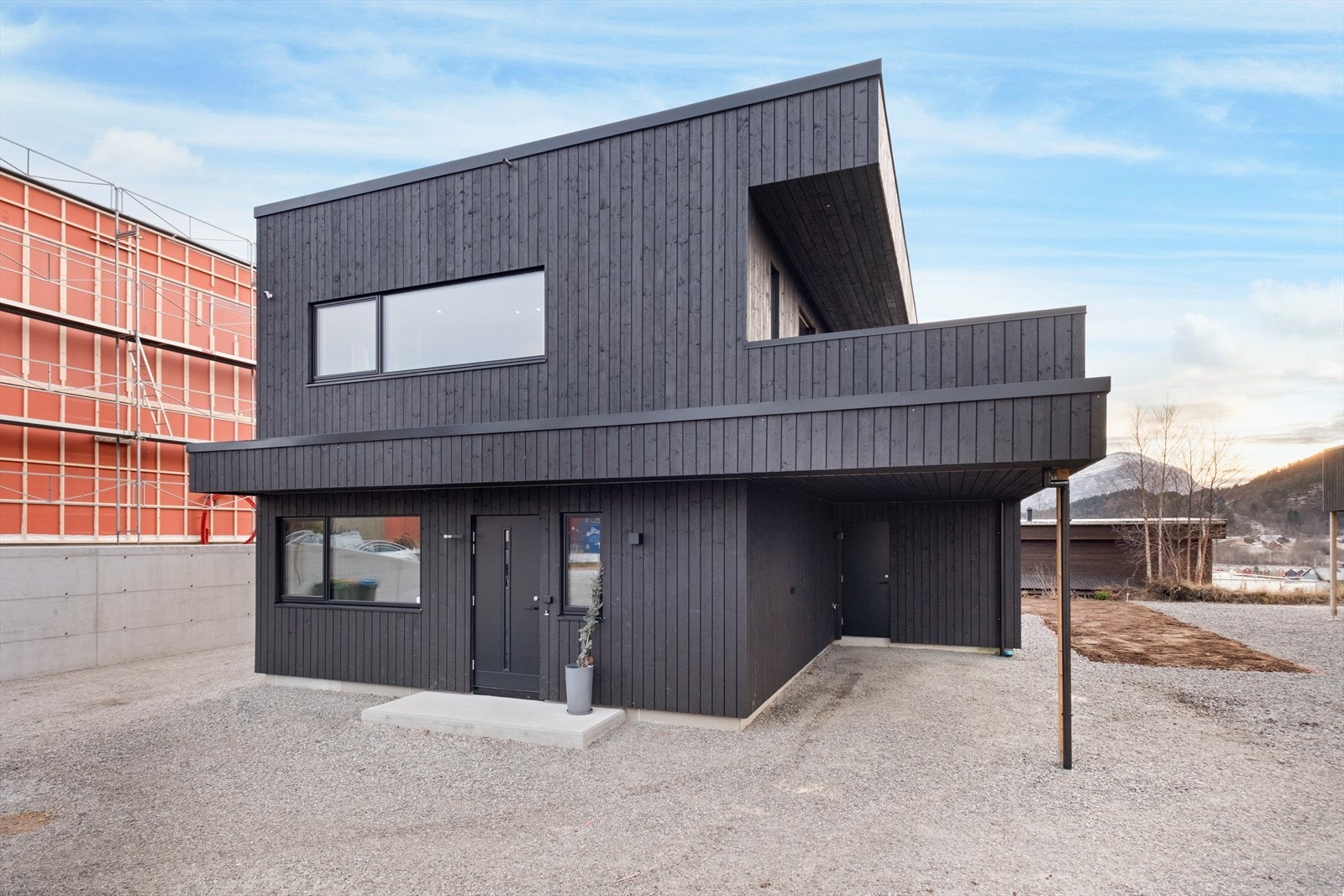 Carporten gir beskyttet parkering. Galleribilde