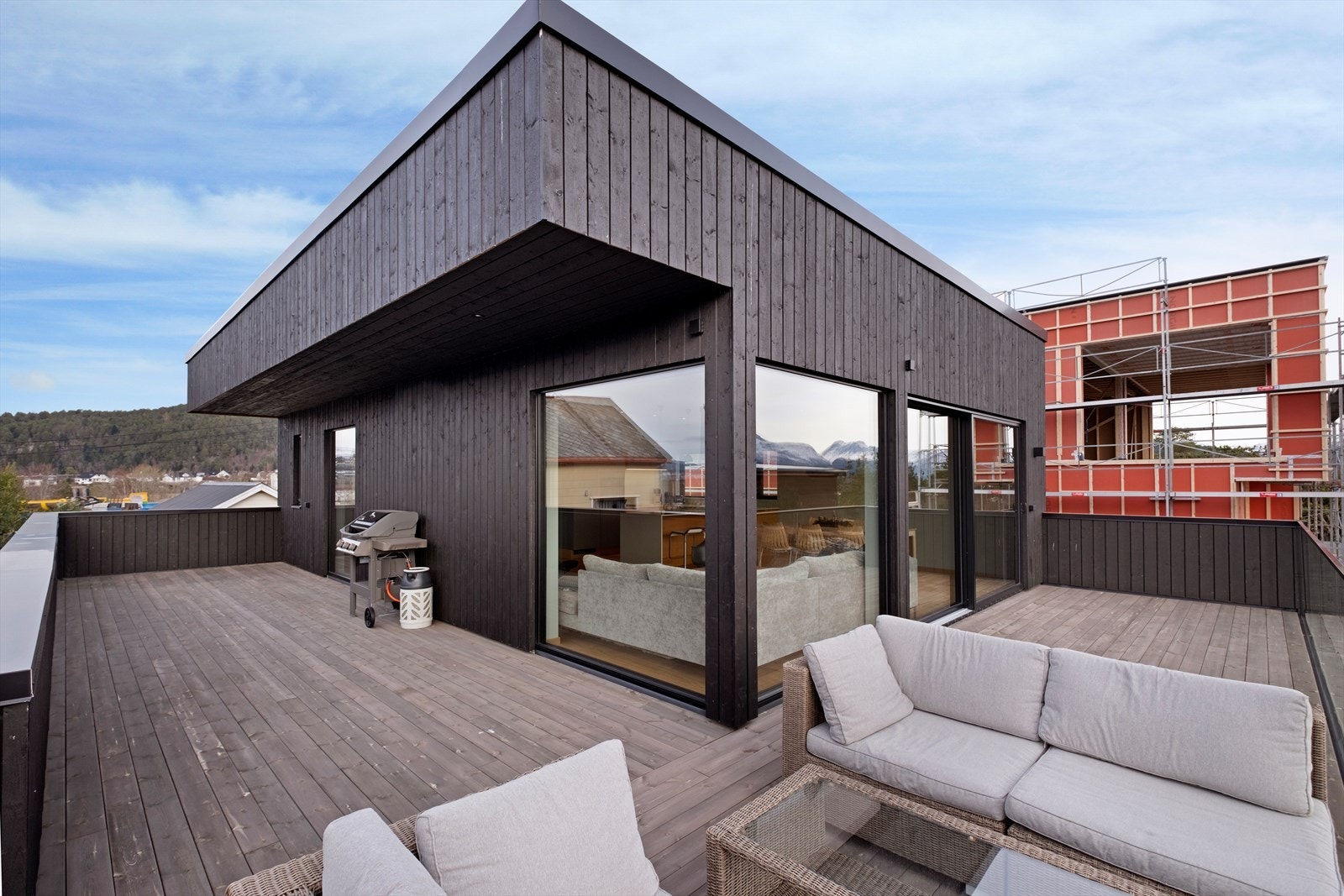 Fra terrassen er det direkte tilgang til stuen gjennom store skyvedører. Galleribilde