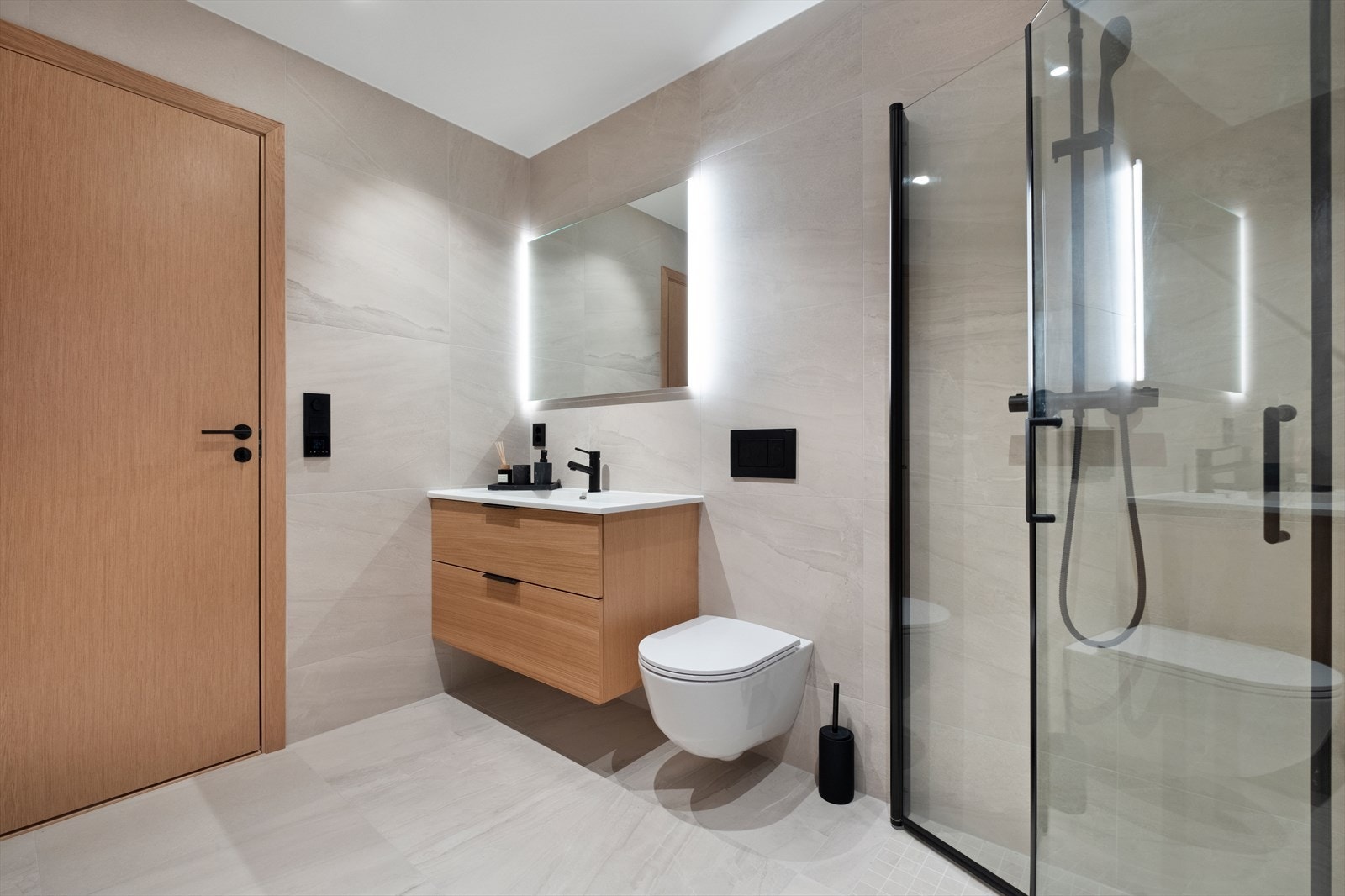 Speil med integrert belysning gir godt lys på baderommet. Galleribilde