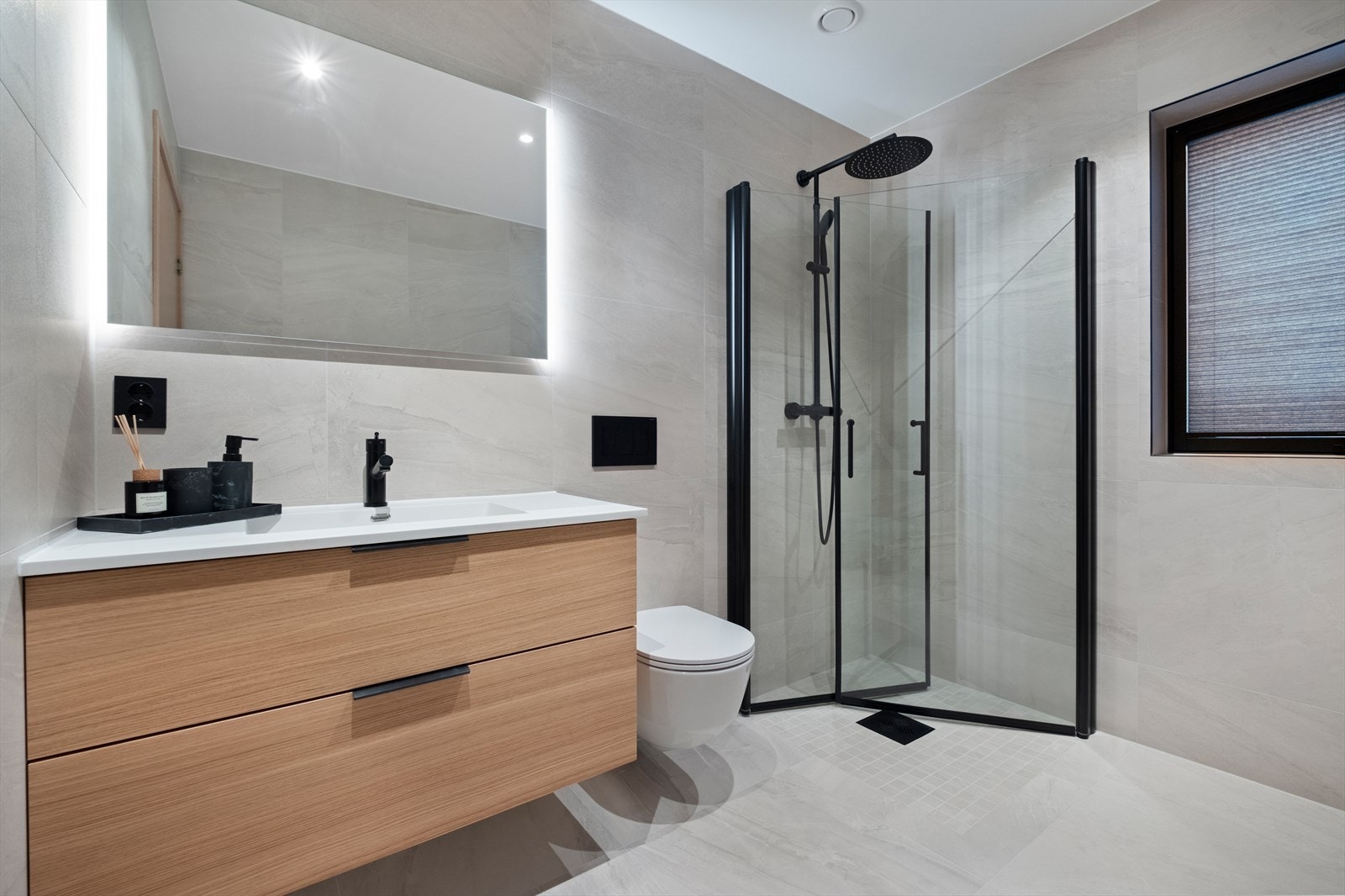 Stort speil og servant gir romslig følelse og funksjon. Galleribilde