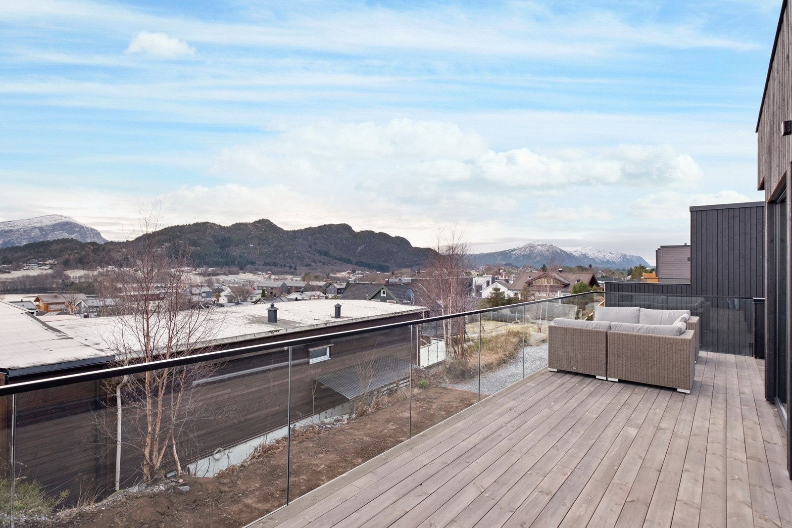 Utsikt over nabolaget med fjellene i bakgrunnen gir en vakker ramme. Galleribilde