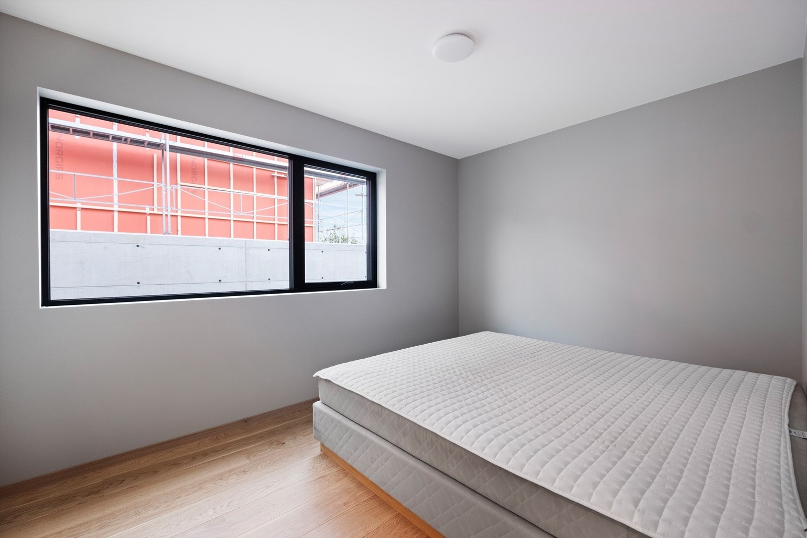 Soverommet har slettmalte vegger og store vinduer som slipper inn mye lys. Galleribilde