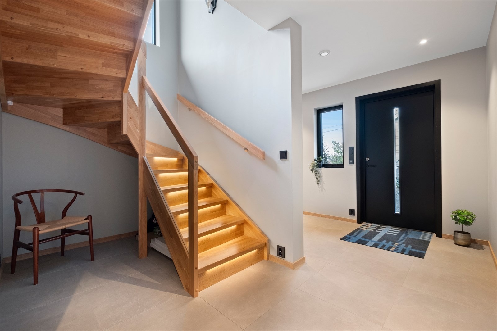 Flislagt gulv i entréen gir et praktisk og lettstelt inngangsparti. Galleribilde