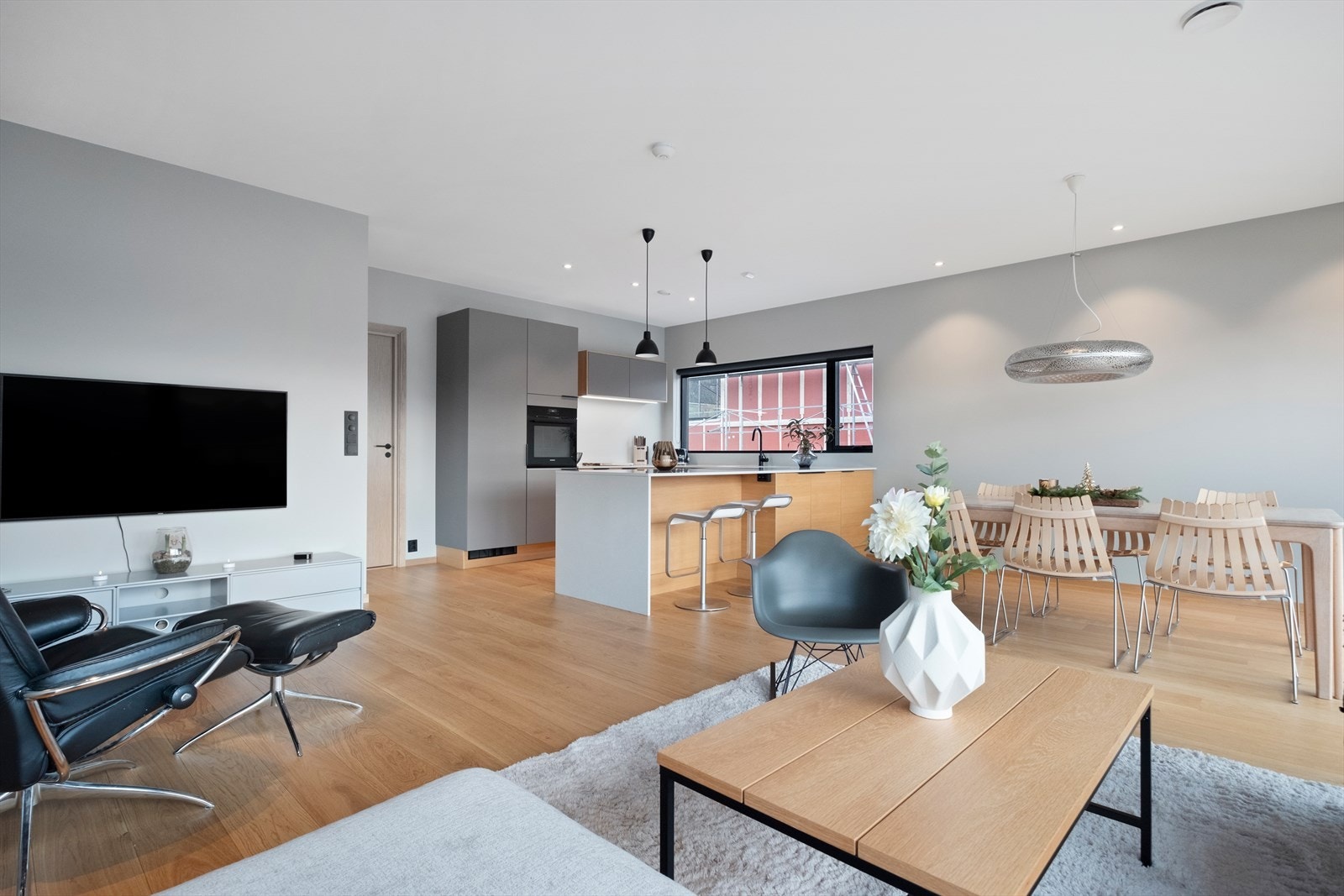 Kjøkkenet har integrerte hvitevarer og en praktisk kjøkkenøy. Galleribilde