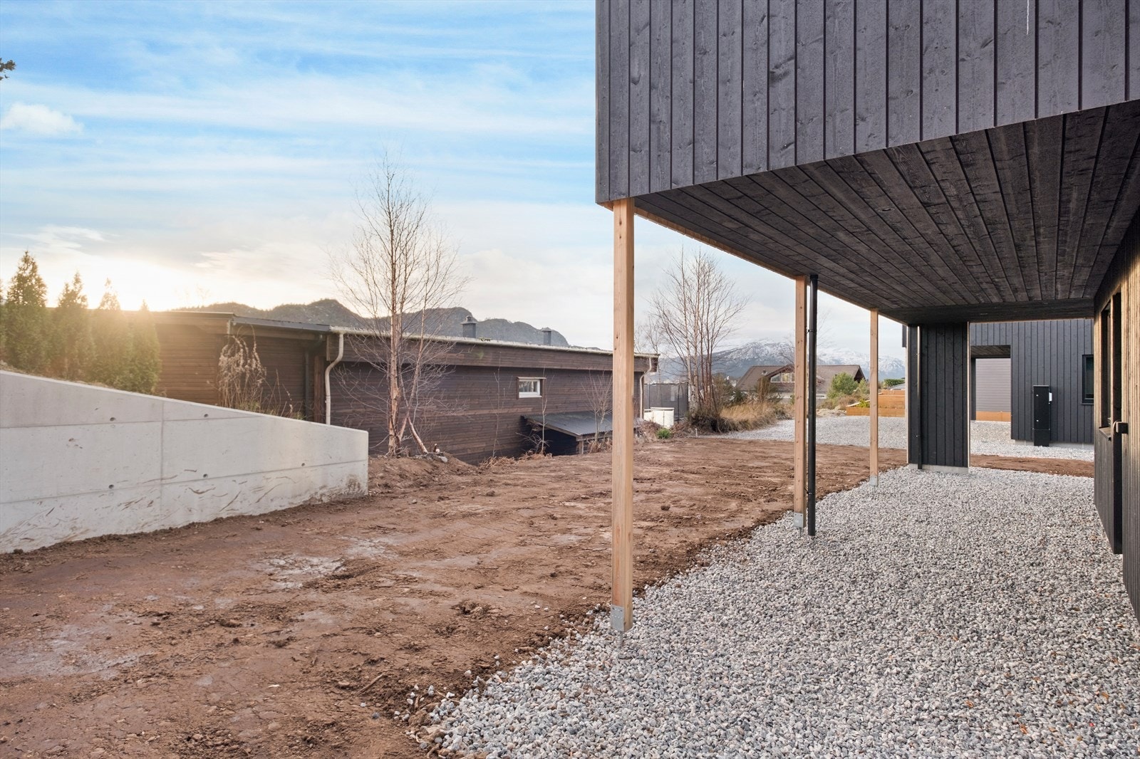 Uteområdet har gruslagt underlag og gir muligheter for videre tilpasning. Overbygget område gir beskyttelse mot vær og vind. Galleribilde