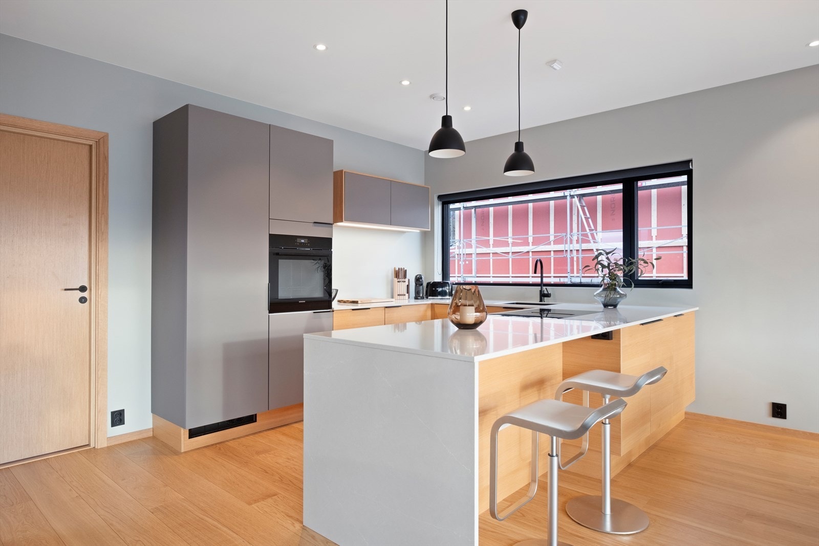 Integrerte hvitevarer og benkeplate av stein gir et stilrent kjøkken. Galleribilde