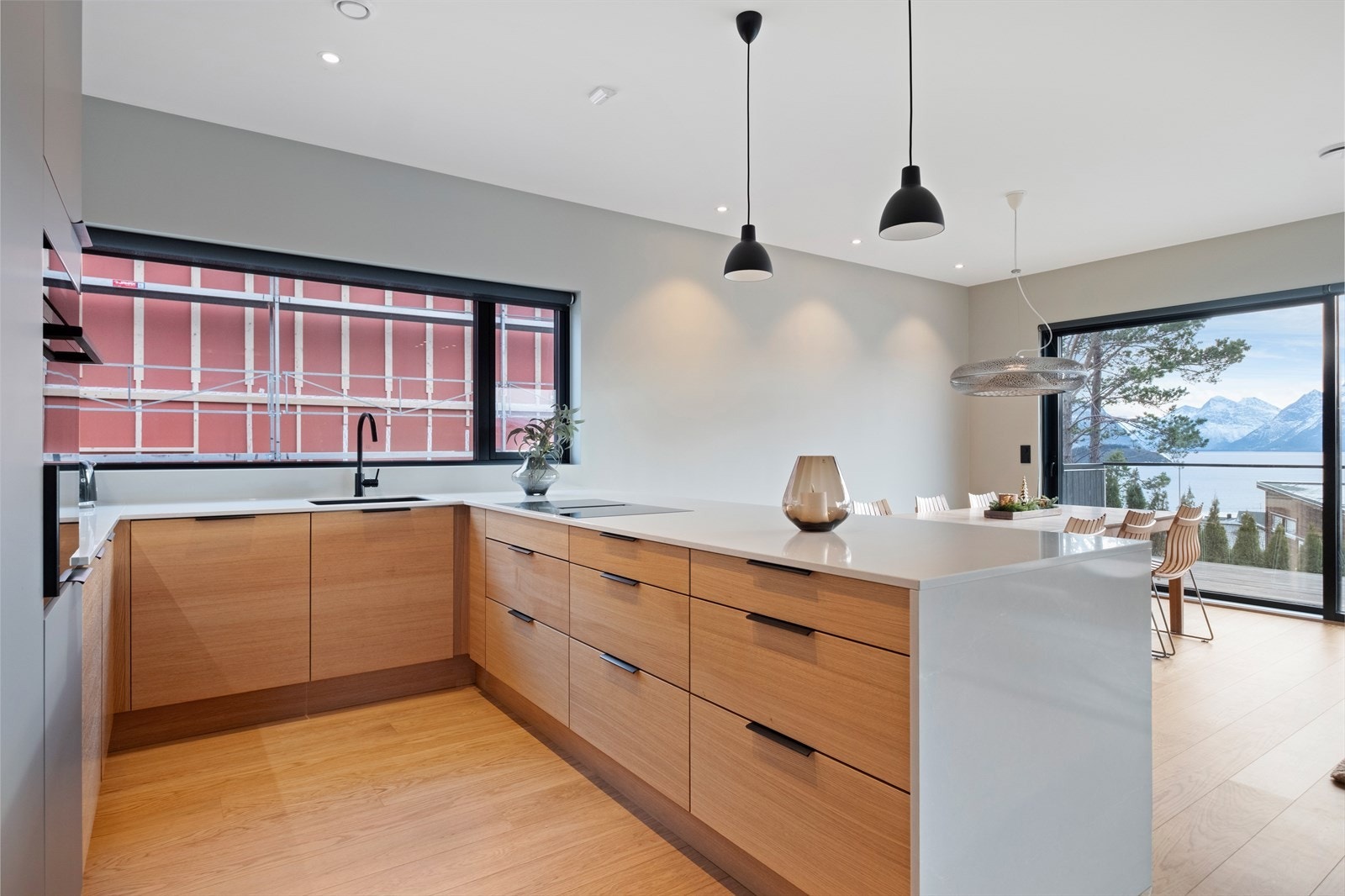 Åpen løsning mot stuen gir en sosial sone for matlaging og samvær. Galleribilde