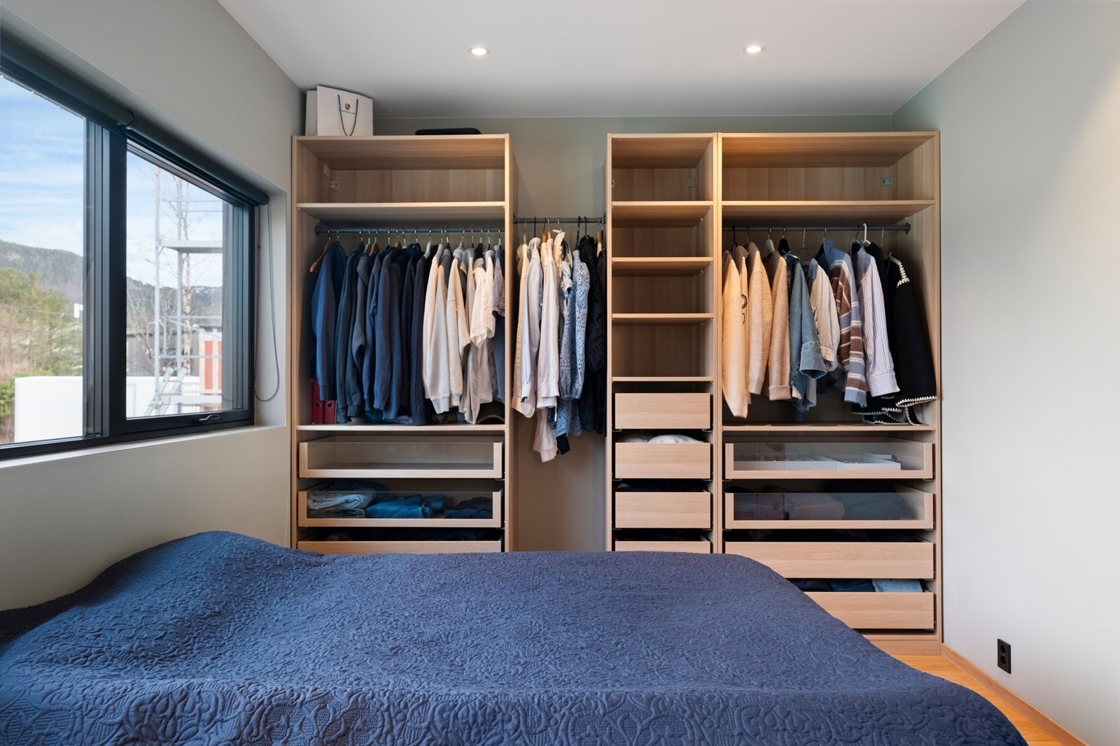 Garderobeløsning med åpne hyller og skuffer gir god oppbevaringsplass. Galleribilde