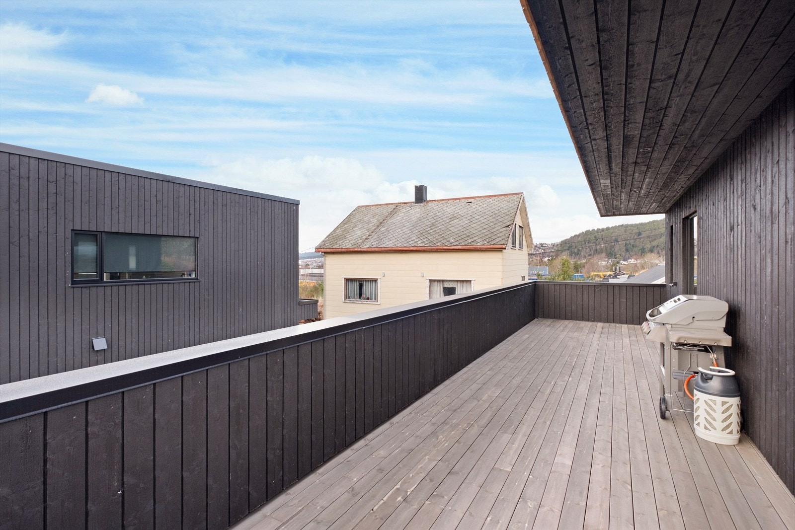 Langstrakt terrasse gir god plass til grill og utemøbler. Det eldre huset skal rives til fordel for en ny enebolig. Galleribilde