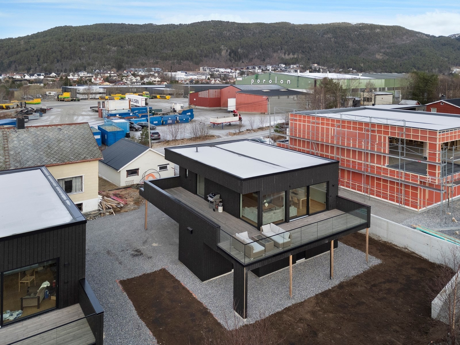 Store vindusflater gir godt lysinnslipp og utsikt over det omkringliggende området. Galleribilde