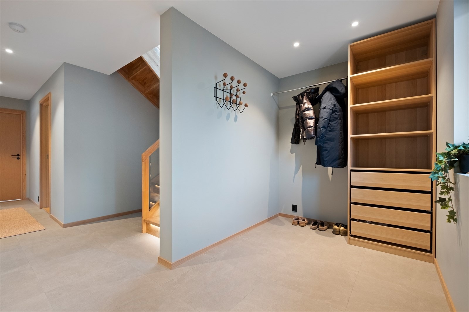 Entréen har flislagt gulv og god plass til oppbevaring med åpen garderobeløsning. Galleribilde