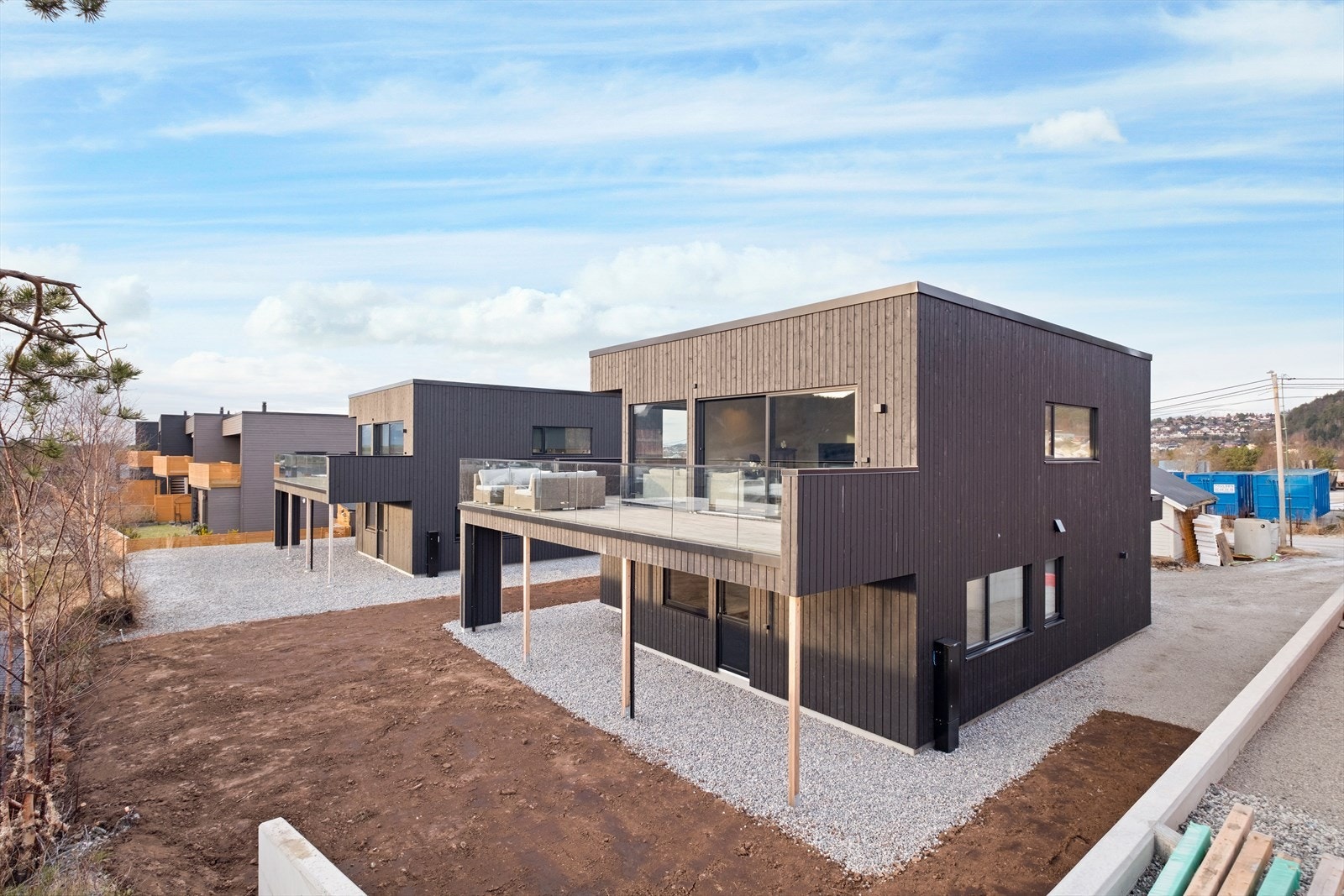 Store vinduer og romslig terrasse gir gode lysforhold. Galleribilde