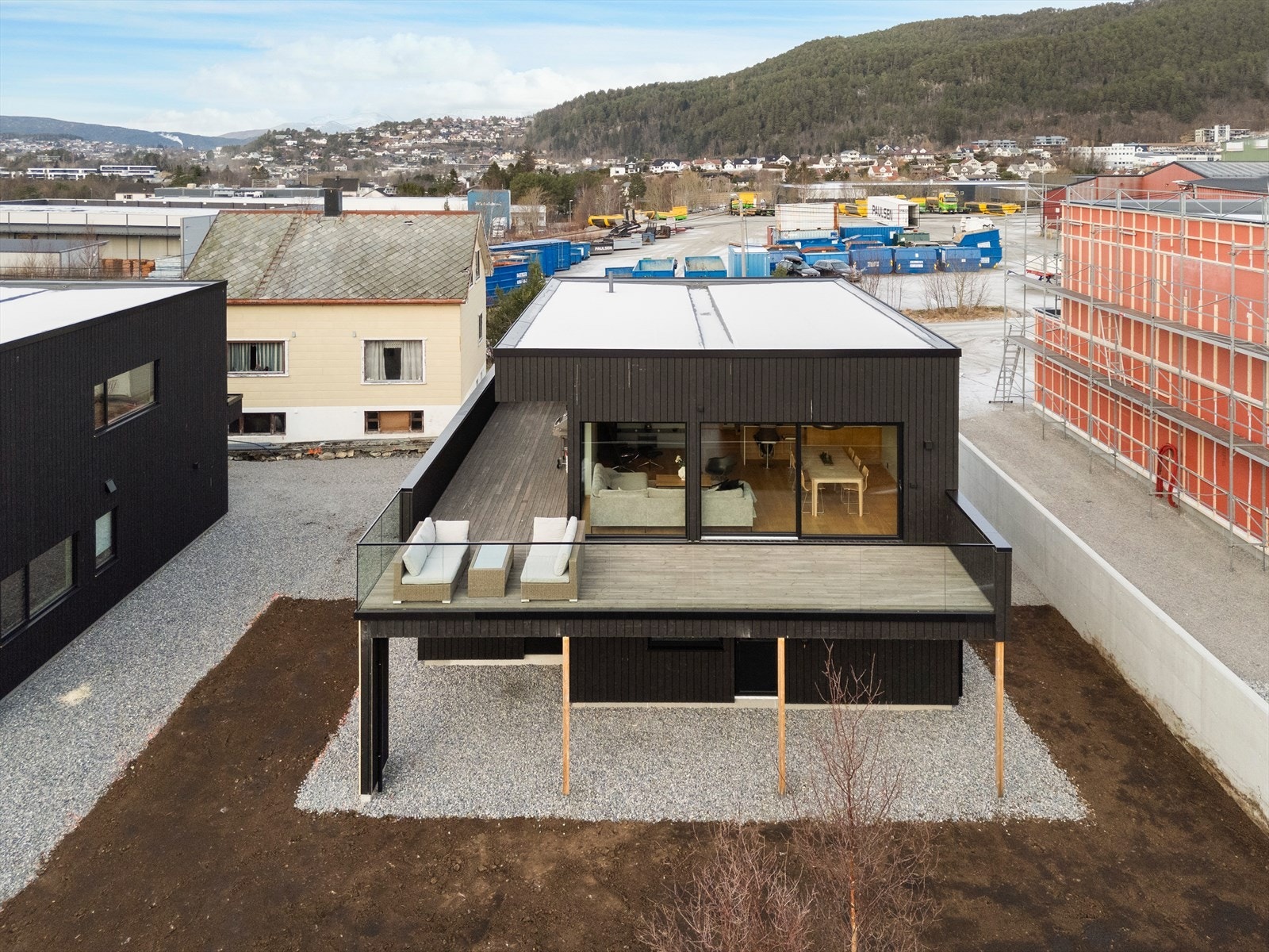 Utsikt fra terrassen mot naturskjønne omgivelser. Galleribilde