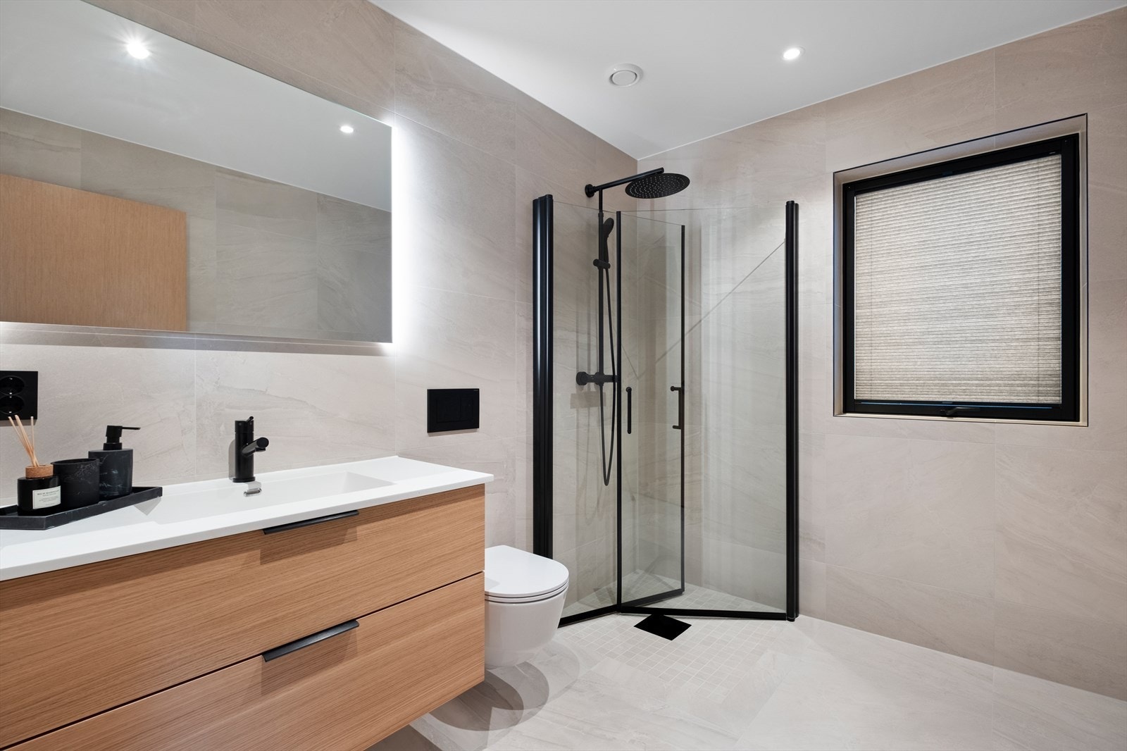 Baderomsinnredning i tre gir et varmt preg til rommet. Galleribilde