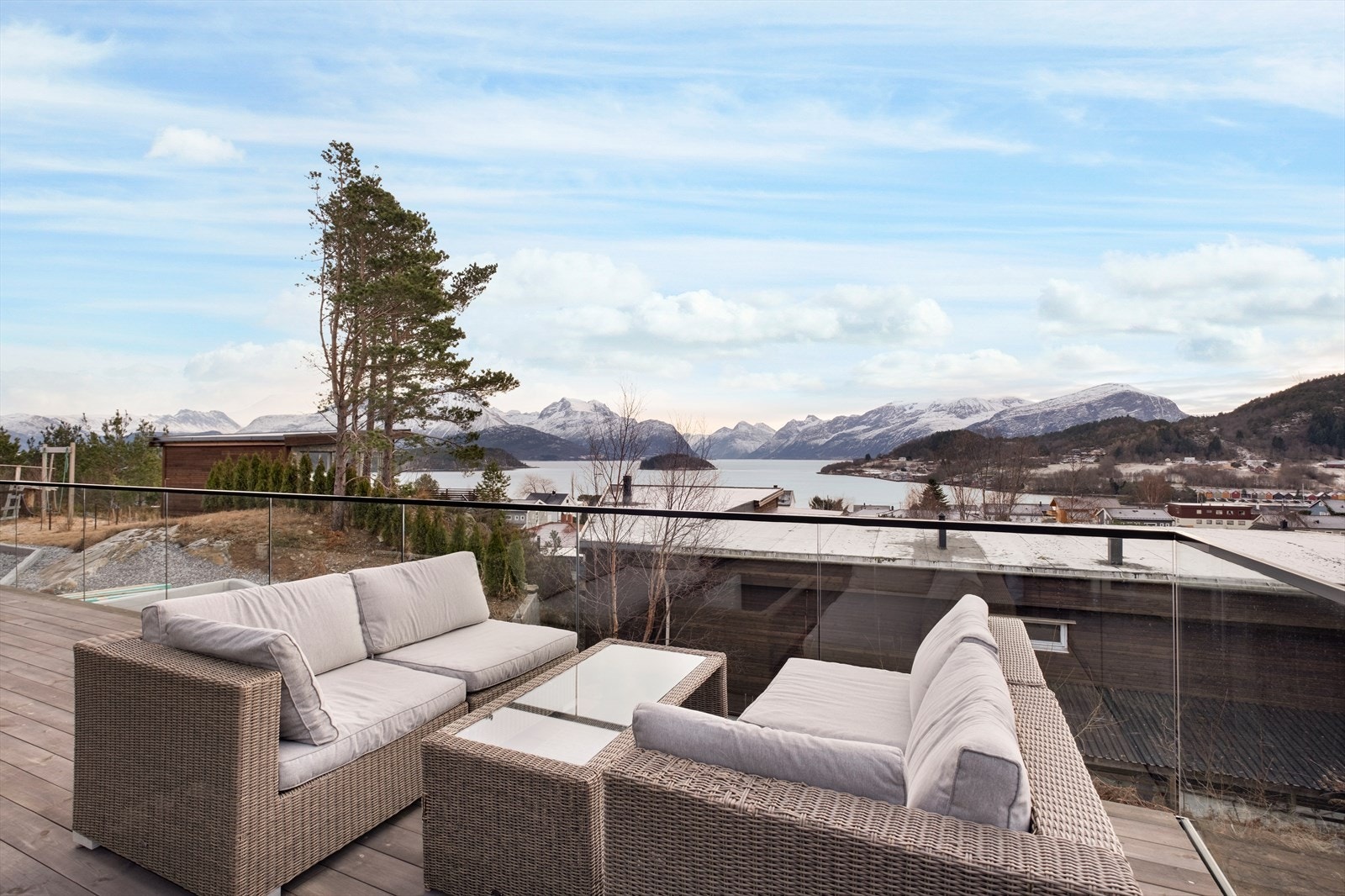 Terrassen har plass til sittegruppe, perfekt for å nyte omgivelsene. Galleribilde