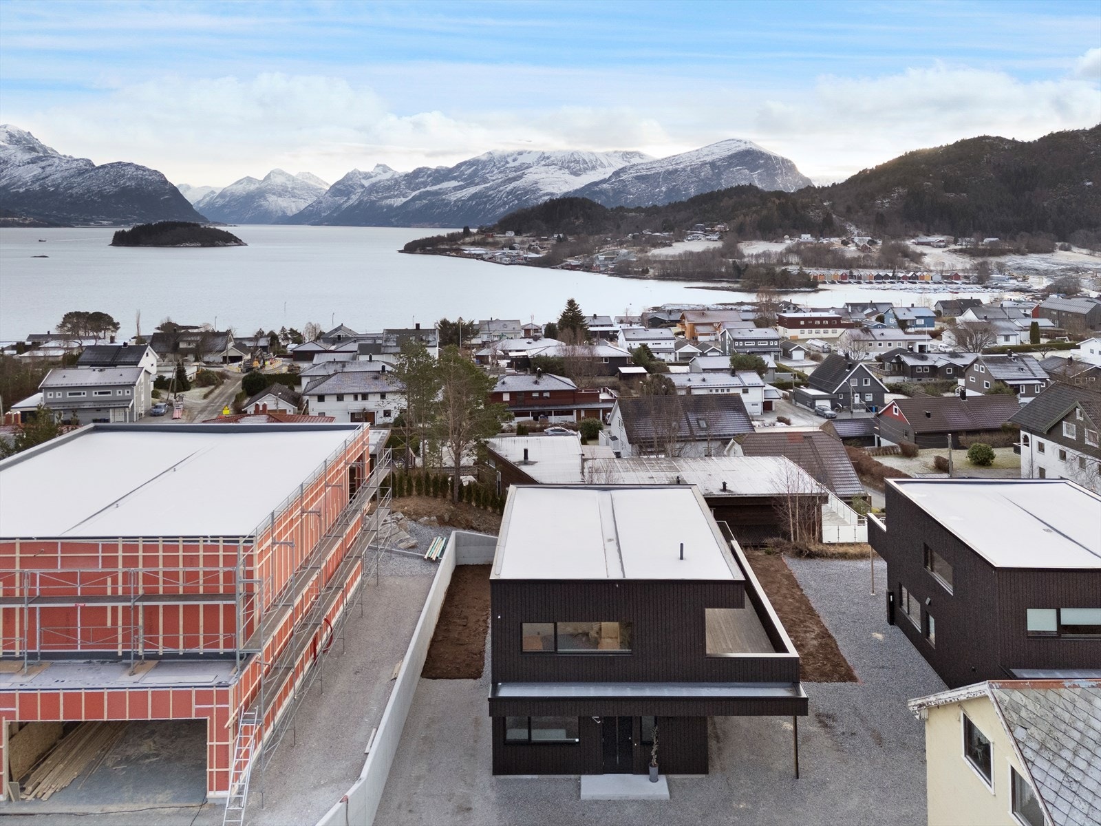 Boligen ligger i et rolig og naturskjønt område. Galleribilde