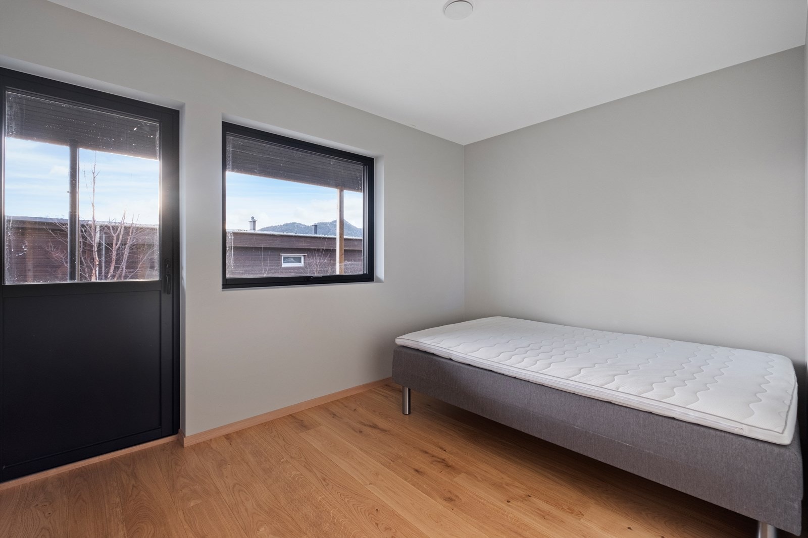 Utgang til markterrasse gir enkel tilgang til utendørsområdet fra soverommet. Galleribilde