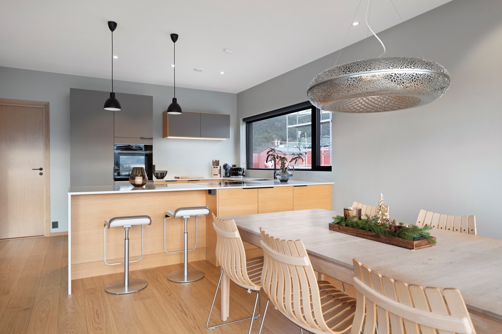 Spisebordet er plassert i tilknytning til kjøkkenet for enkel servering. Galleribilde