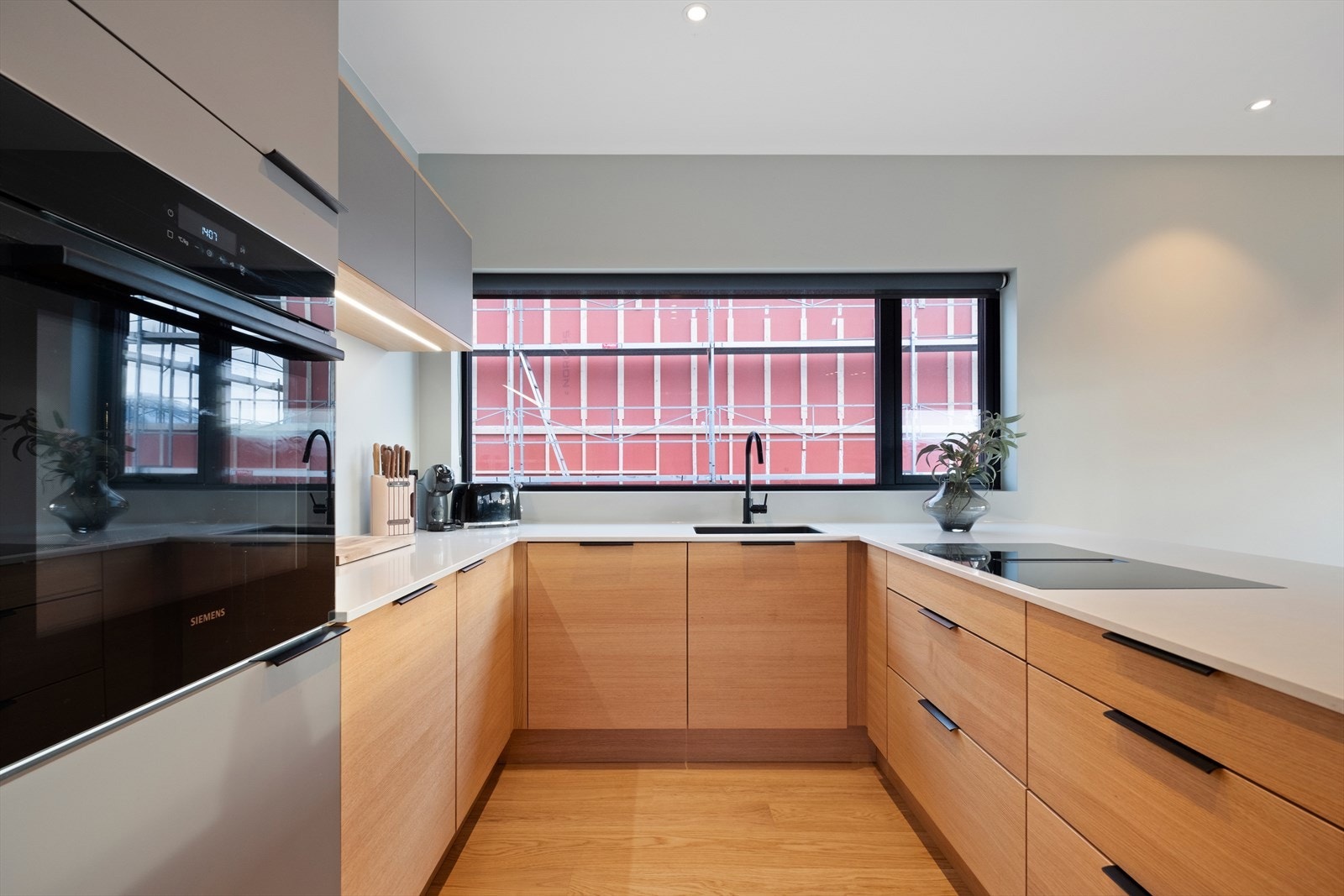 Store vinduer slipper inn naturlig lys til kjøkkenområdet. Galleribilde