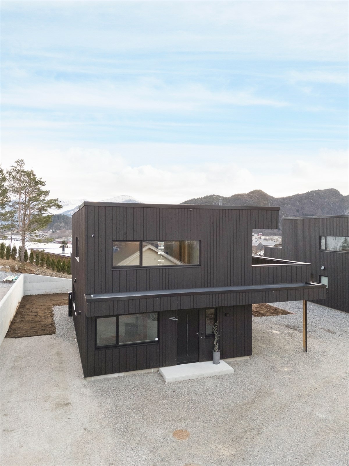 Store vindusflater sikrer naturlig lysinnslipp. Galleribilde