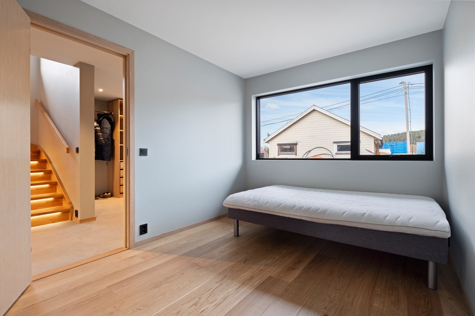 Direkte tilgang til gangen gir enkel forbindelse til resten av boligen. Galleribilde