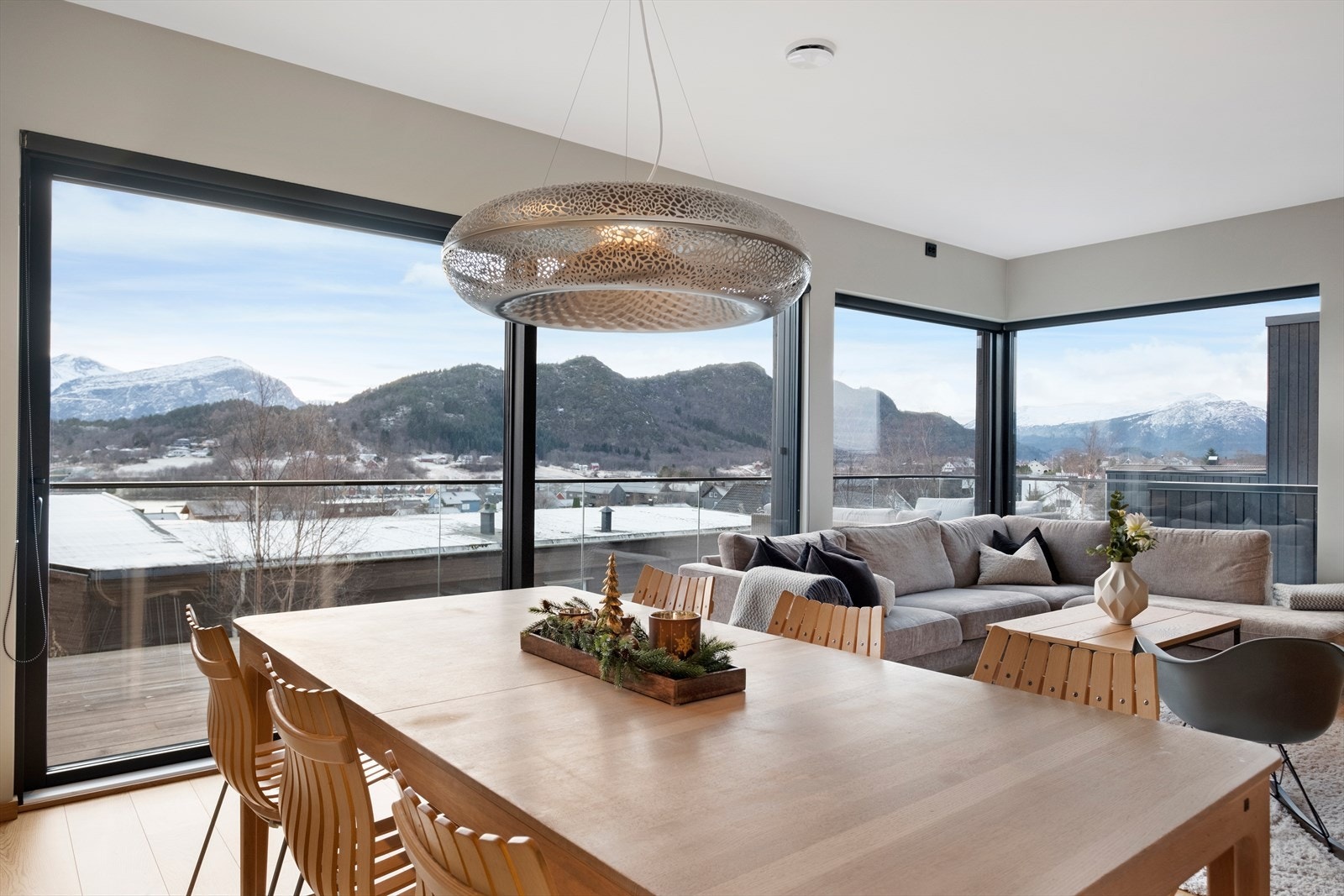 Store vindusflater gir fantastisk utsikt mot fjellandskapet. Galleribilde