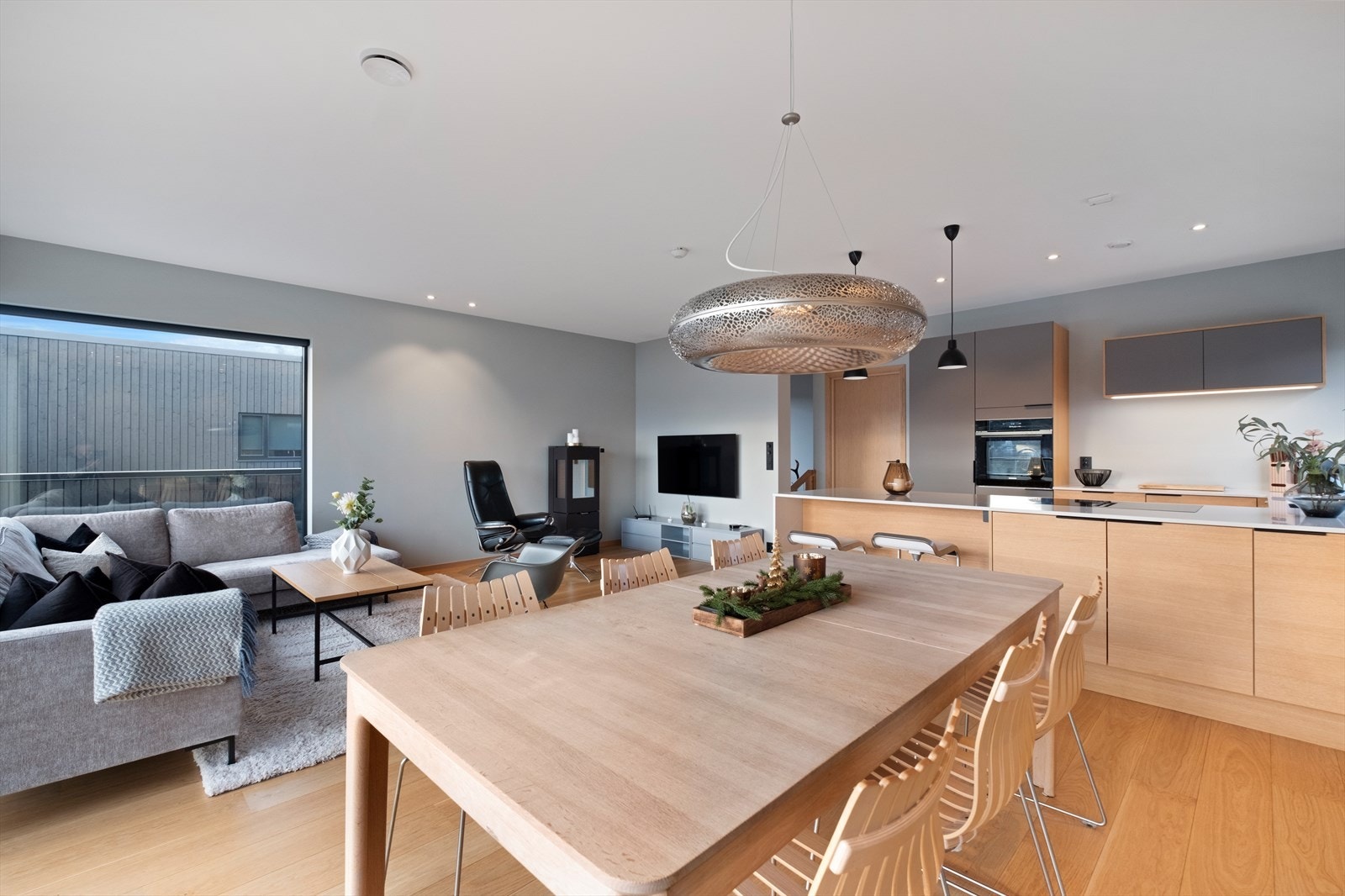 Lys stue med peis gir en varm og innbydende atmosfære. Galleribilde