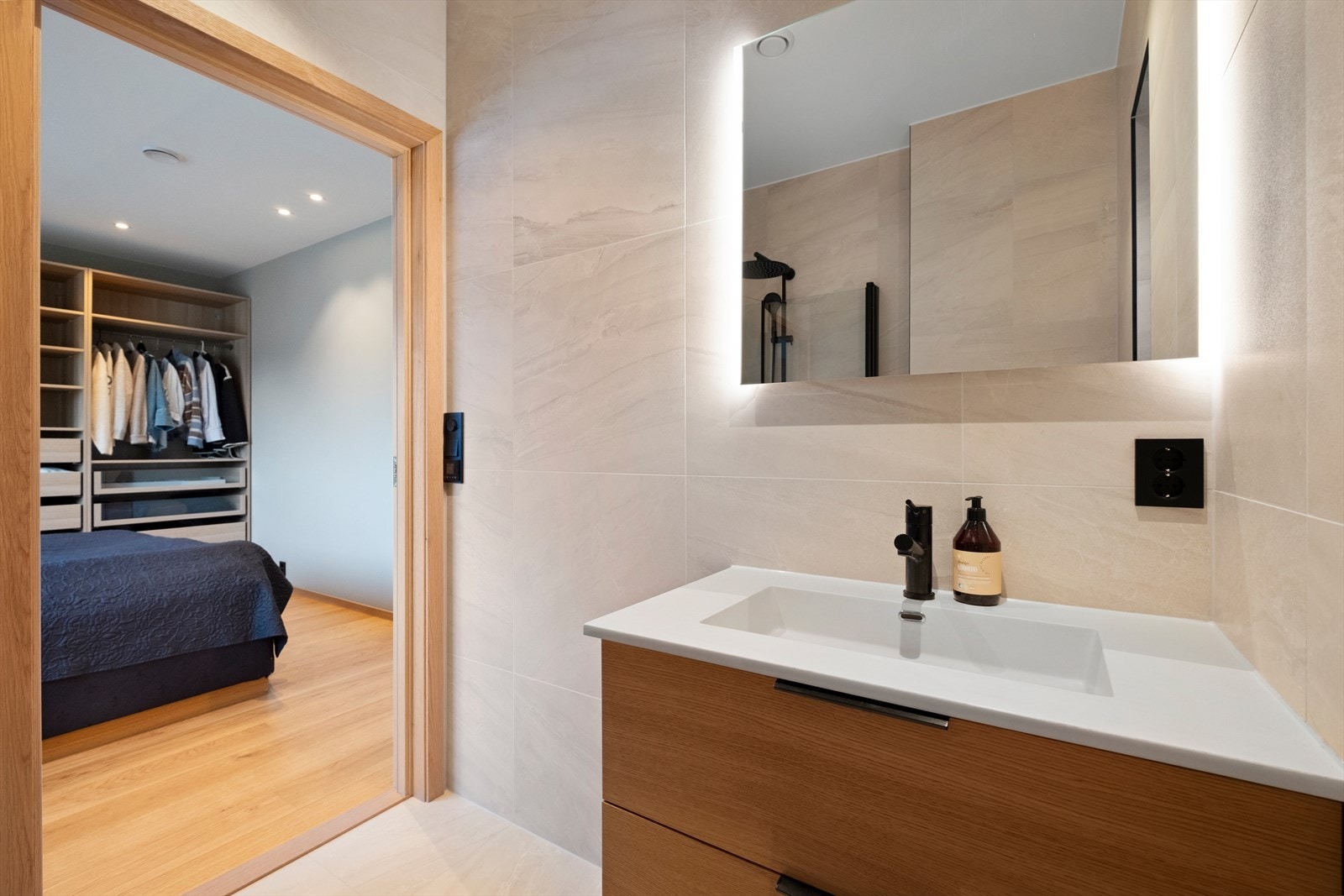 Direkte tilgang fra hovedsoverommet til badet gir praktisk bruk. Galleribilde