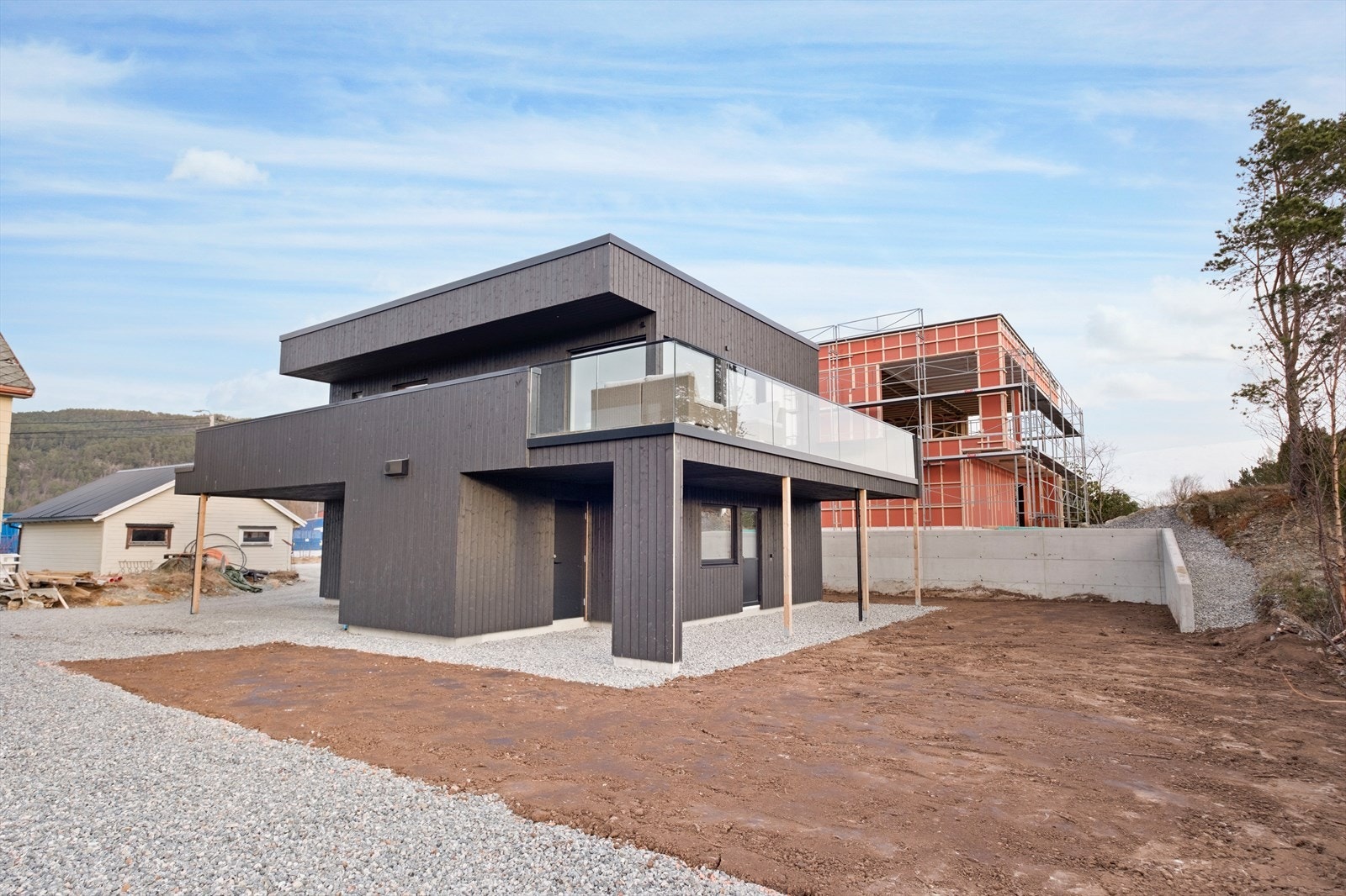 Det er gode parkeringsmuligheter på gruslagt gårdsplass. Galleribilde