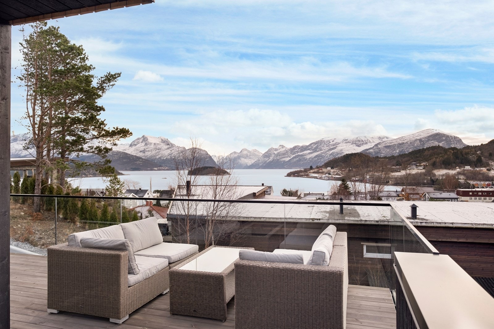 Romslig terrasse med glassrekkverk gir uhindret utsikt mot fjorden og fjellene. Galleribilde