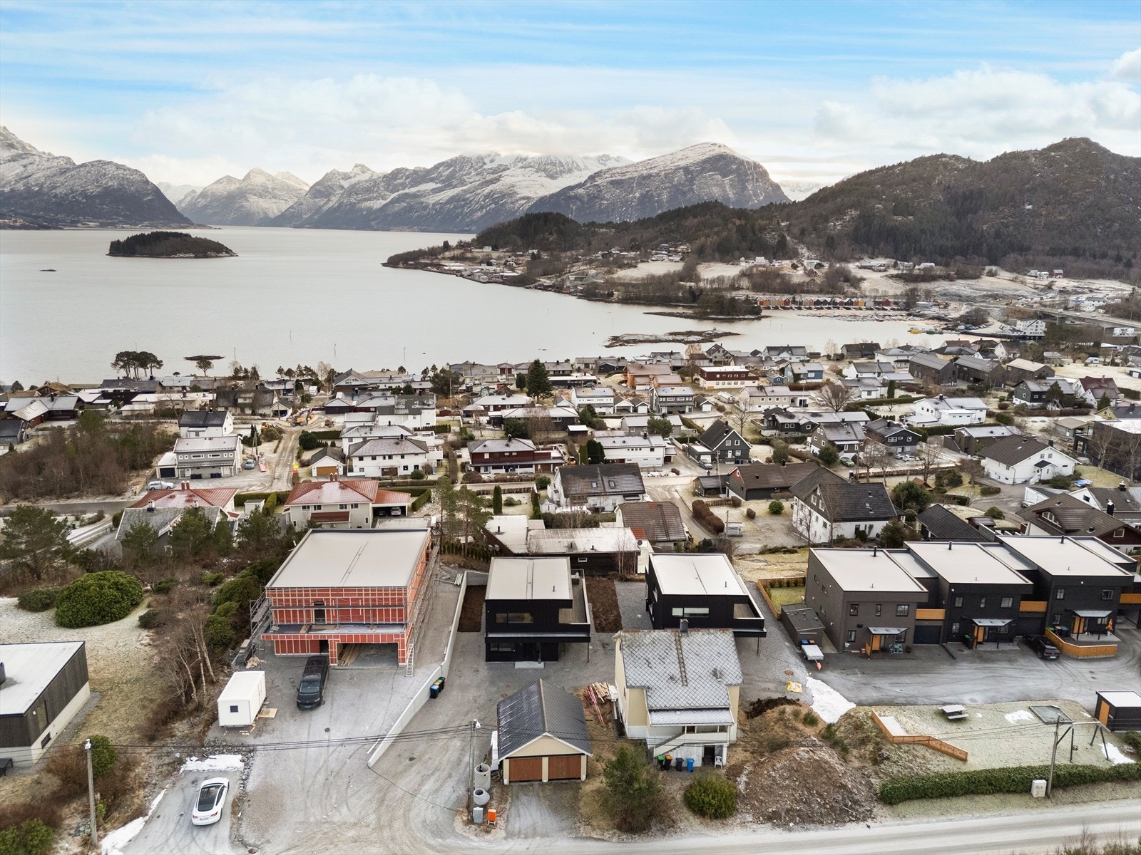 Oversikt over nabolaget som ligger i naturskjønne omgivelser ved fjorden. Galleribilde