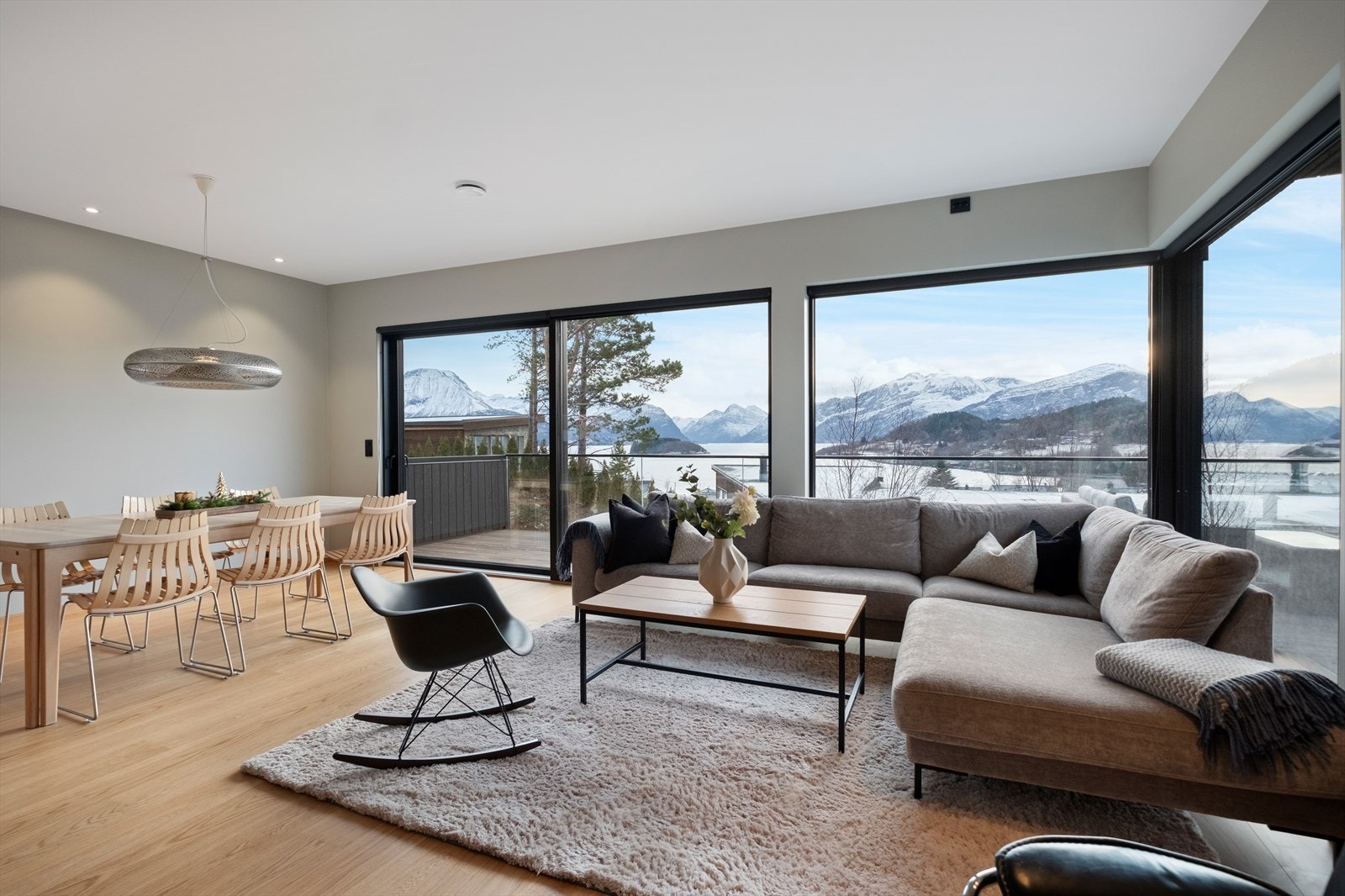 Vegsundbakken 17B - Presenteres av Terje Hoel, Eiendomsmgegler MNEF, Notar. Foto: Ingvald Kaldhussæter, Notar. Galleribilde