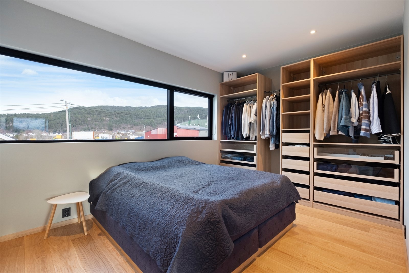 Hovedsoverom med store vinduer som gir rikelig med naturlig lys og utsikt mot landskapet. Galleribilde