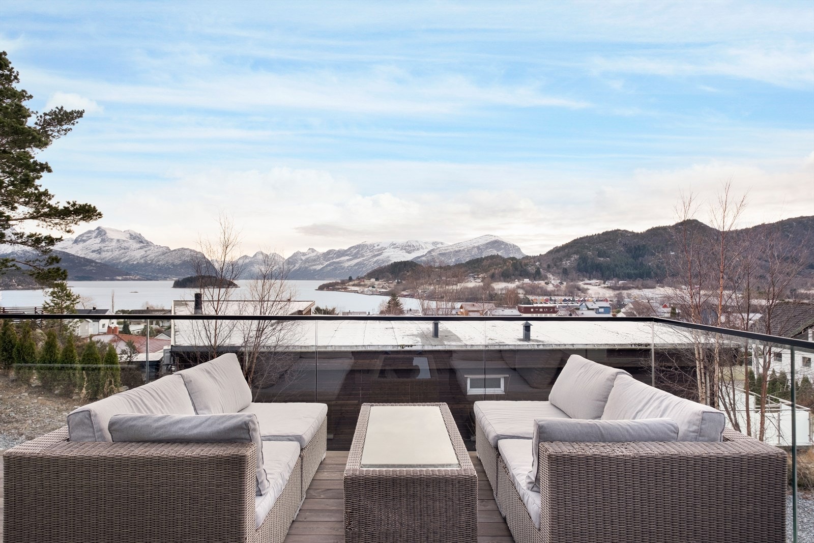 Glassrekkverk sikrer panoramautsikt over det naturskjønne landskapet. Galleribilde