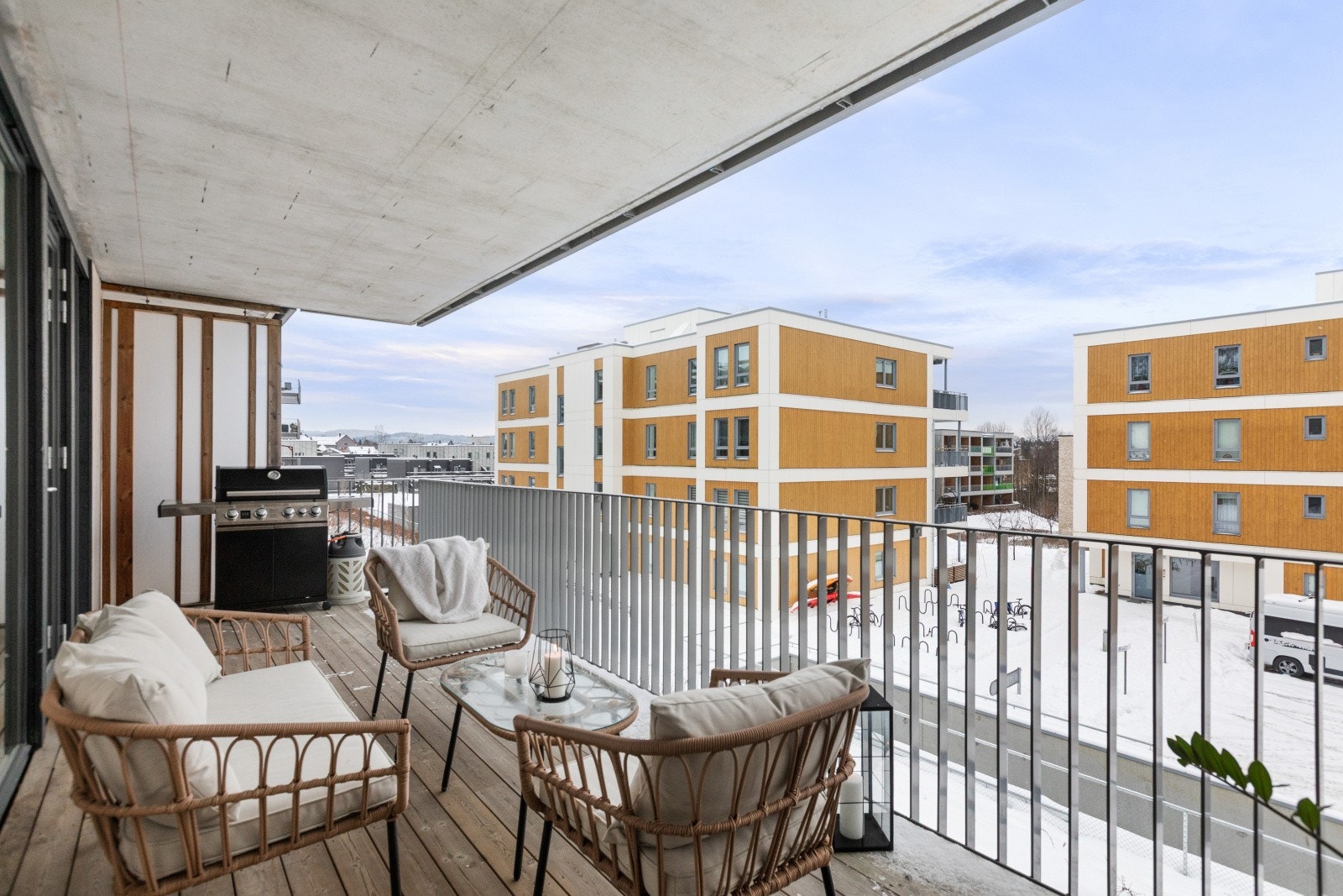 Fra stuen er det utgang til en romslig og innbydende balkong på ca. 18 kvm. Galleribilde