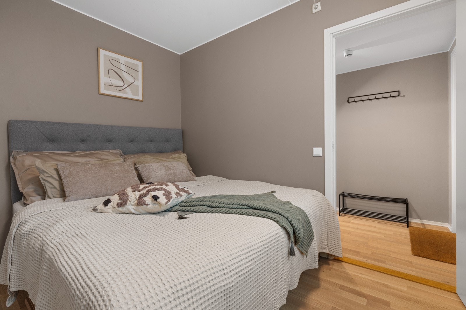 Hovedsoverommet, som har adkomst fra entréen, er innredet med dobbeltseng og garderobeskap, og gir rikelig med plass til oppbevaring. Galleribilde