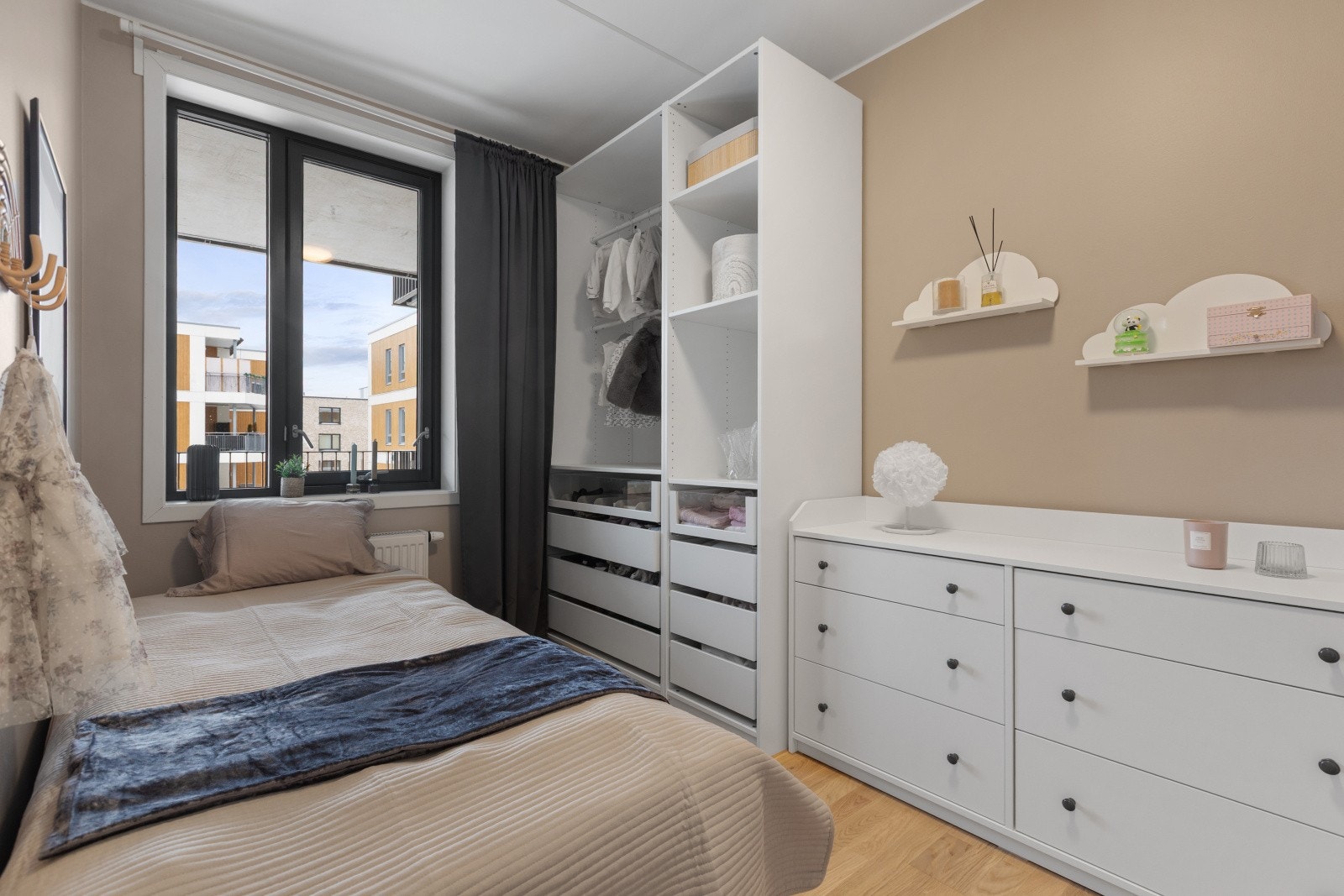 Det andre soverommet, med adkomst fra stuen, er møblert med enkeltseng og garderobeskap, men kan enkelt tilpasses etter egne behov og ønsker. Galleribilde