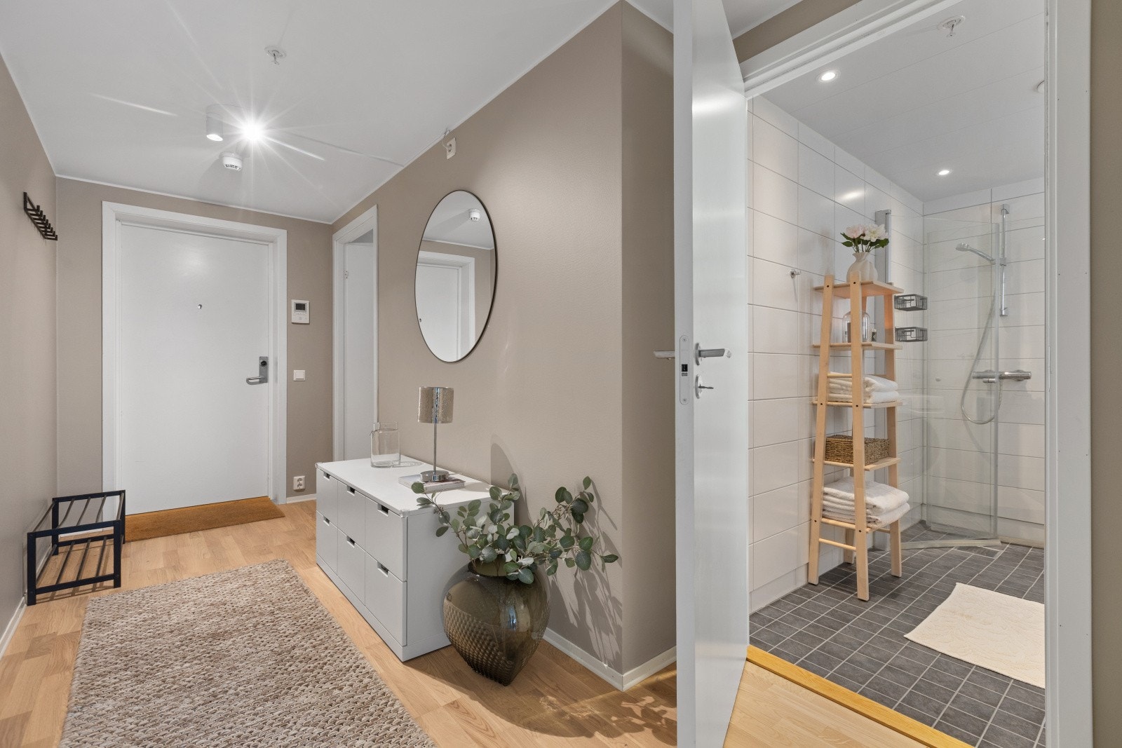 Du ønskes velkommen inn i en flott entré som gir et godt førsteinntrykk av boligen. Her er det god plass til å henge fra seg yttertøy og sko, i tillegg til rom for andre møbler etter behov. Galleribilde