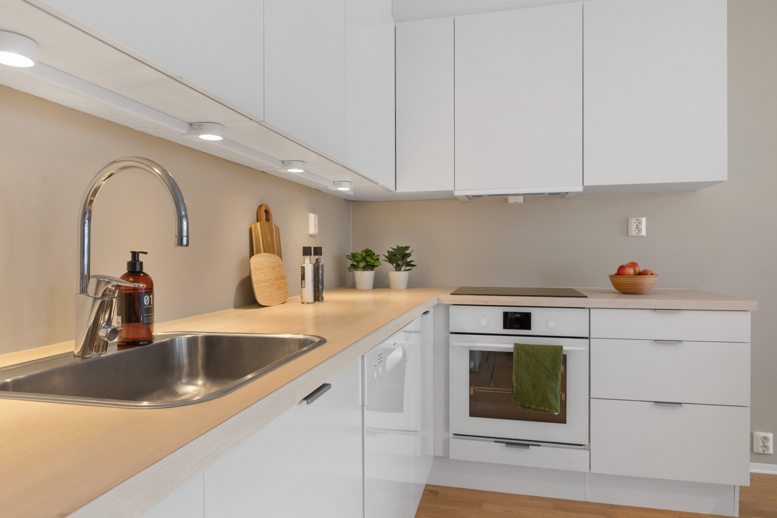 kjøkkenet er utstyrt med både integrert platetopp og komfyr, samt et frittstående kombiskap med kjøl og frys. Dette gir en funksjonell og oversiktlig løsning som gjør matlagingen enkel og hyggelig. Galleribilde